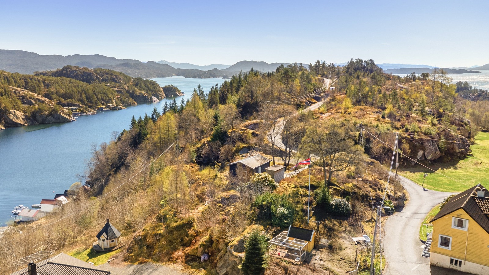 Her ser du ut over Austefjorden og Lysefjorden Galleribilde