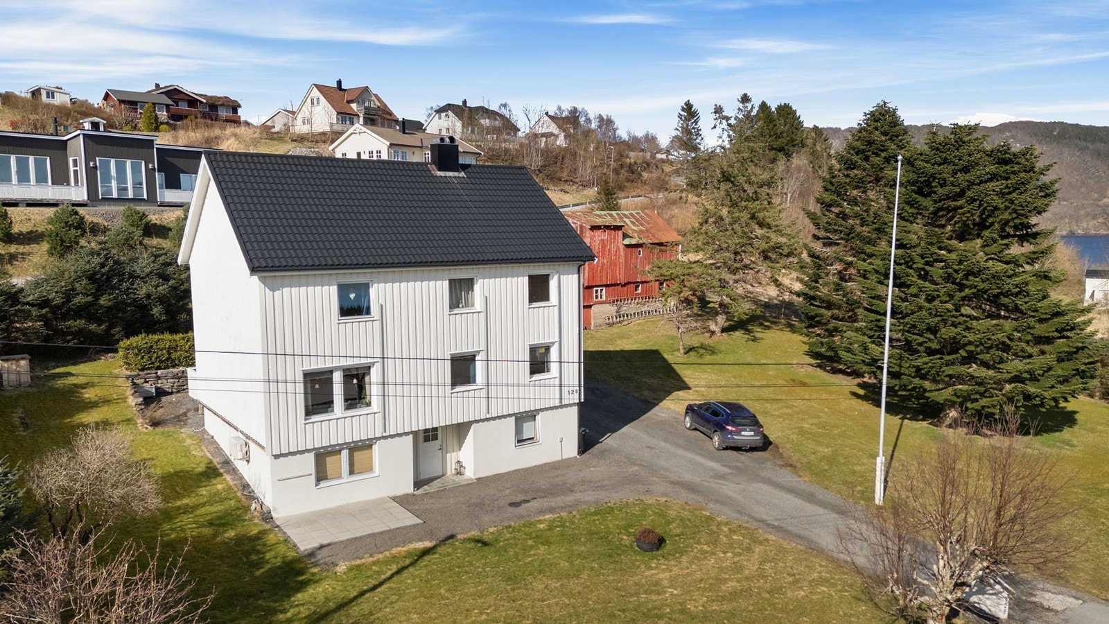 Huset har en nyere taktekking med stålplater og en vedlikeholdt fasade. Renovert i 2014 av Tomas Bygg & Service AS. Galleribilde