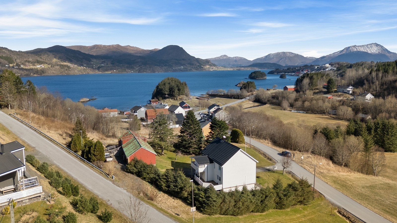 Mot øst ser man Kornstadfjorden og Averøya. Galleribilde