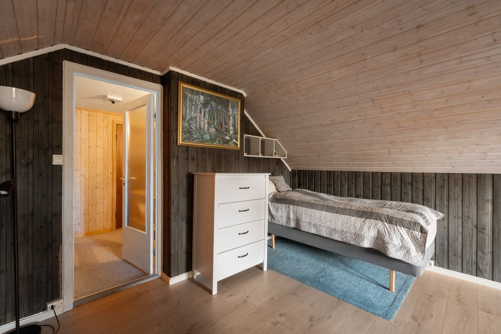 Det er satt inn seng på loftstuen. Galleribilde