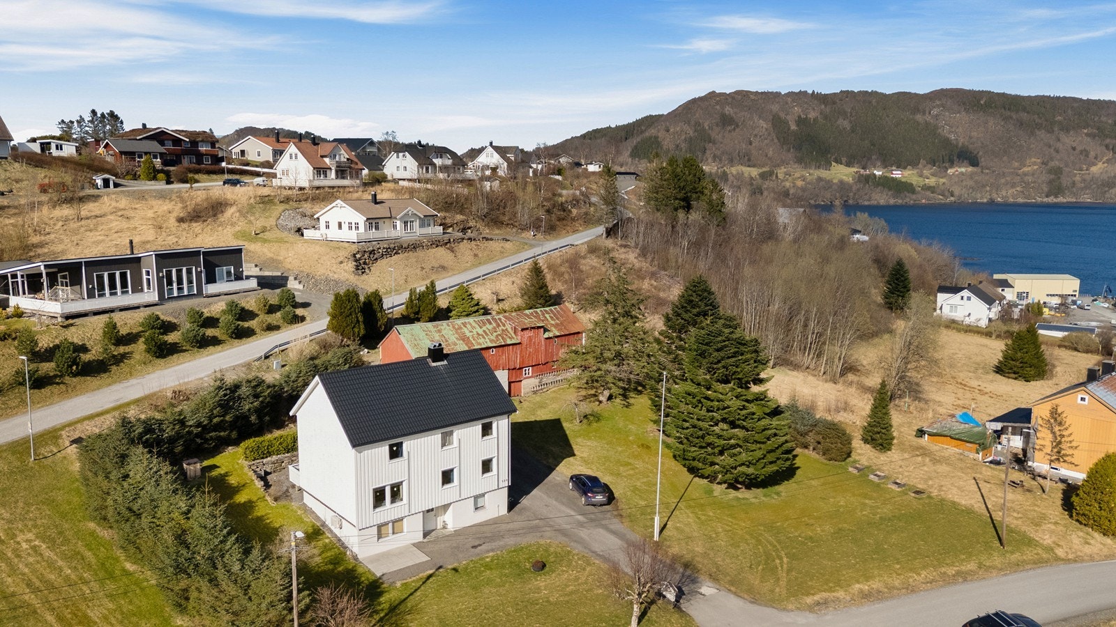 Aktiv Eiendomsmegling v/ Erik Ulseth ønsker velkommen til Lyngstadvegen 128! Foto: André Tomas Ormset-Paredes Galleribilde