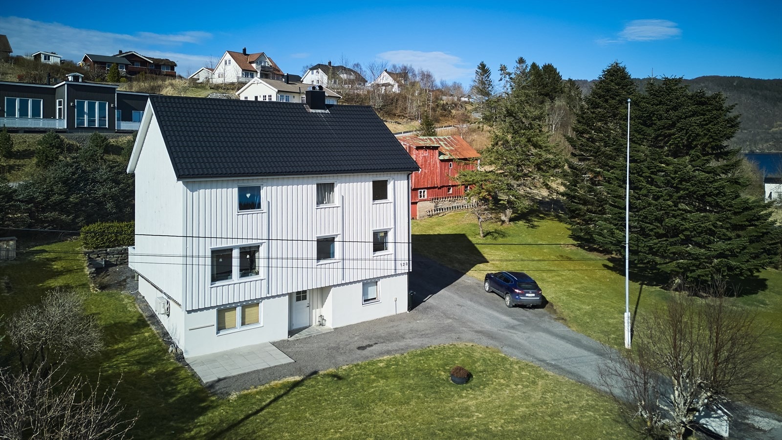 Eiendommen består av et innholdsrikt hus med to boenheter og en eldre driftsbygning. Galleribilde