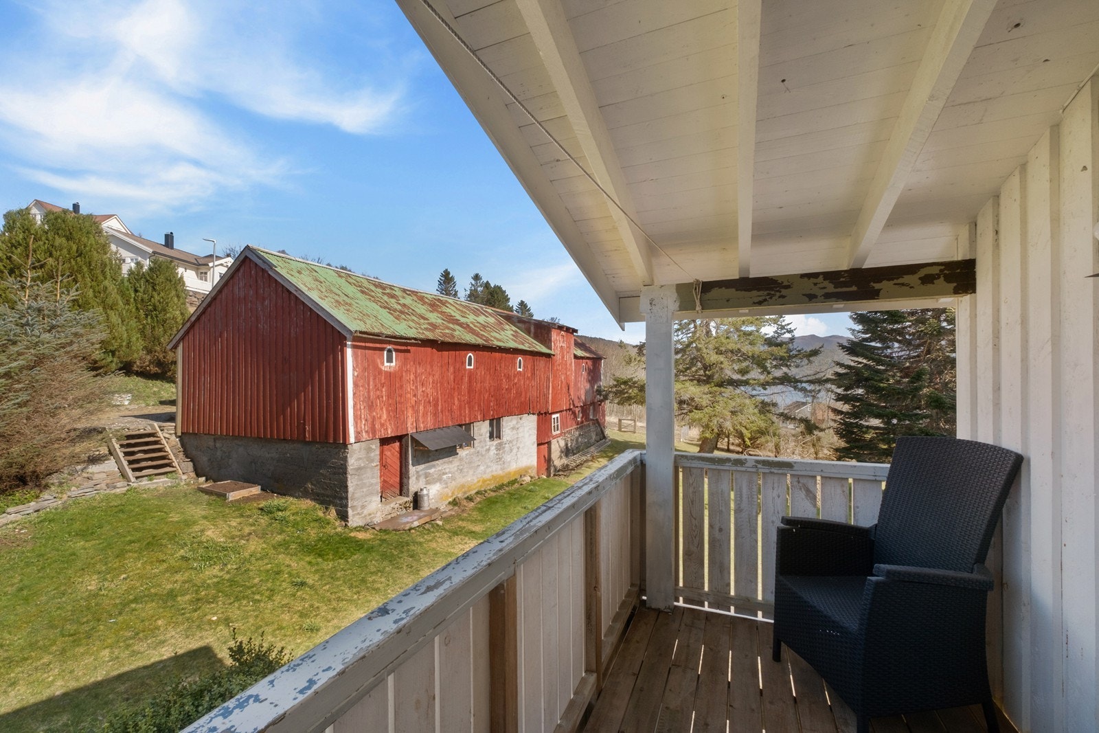 Balkongen er overbygd, som gir ly for vær og vind. Galleribilde