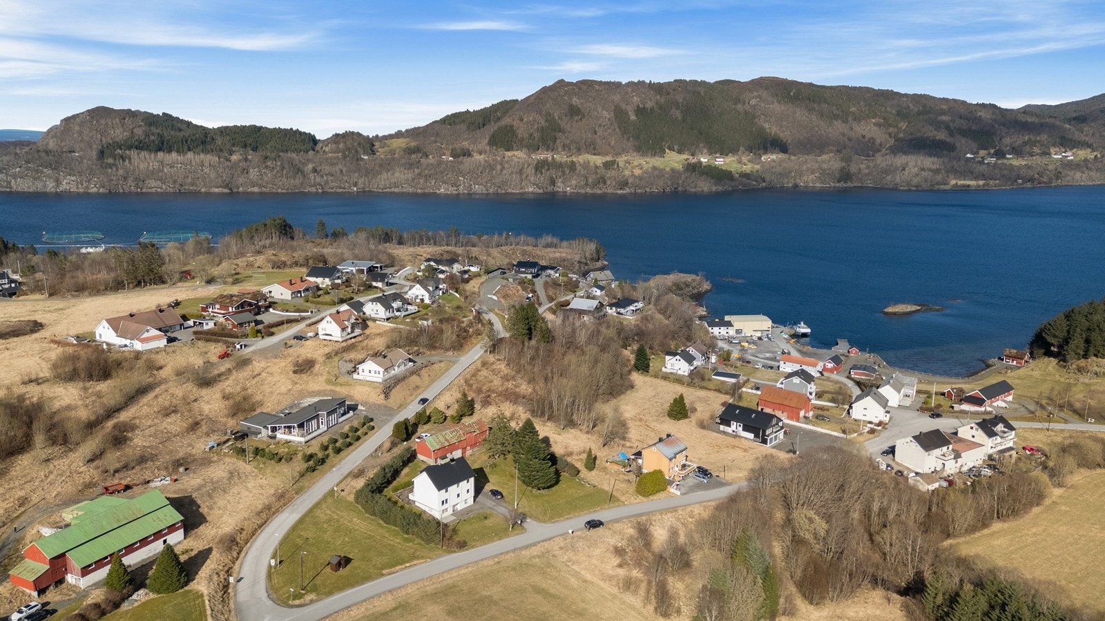 Dronebilde av eiendommen og nærområdet, tatt fra sørvest. Galleribilde