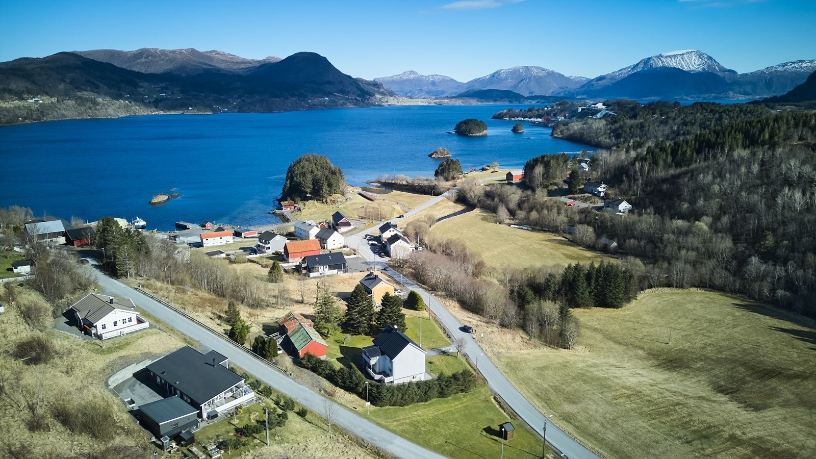 Eiendommen ligger på Lyngstad i et naturskjønt område med nærhet til sjøen. Galleribilde