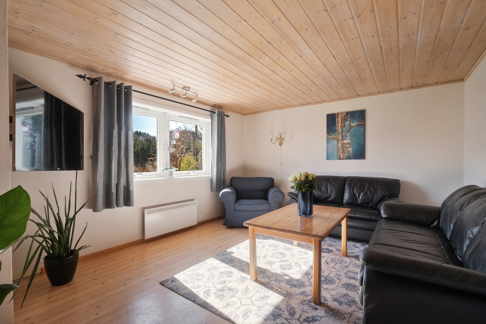 Sokkelleilighet: Store vindusflater gir rikelig med naturlig lys til stue. Gulvet i sokkelleiligheten ble etterisolert på 90-tallet. Galleribilde