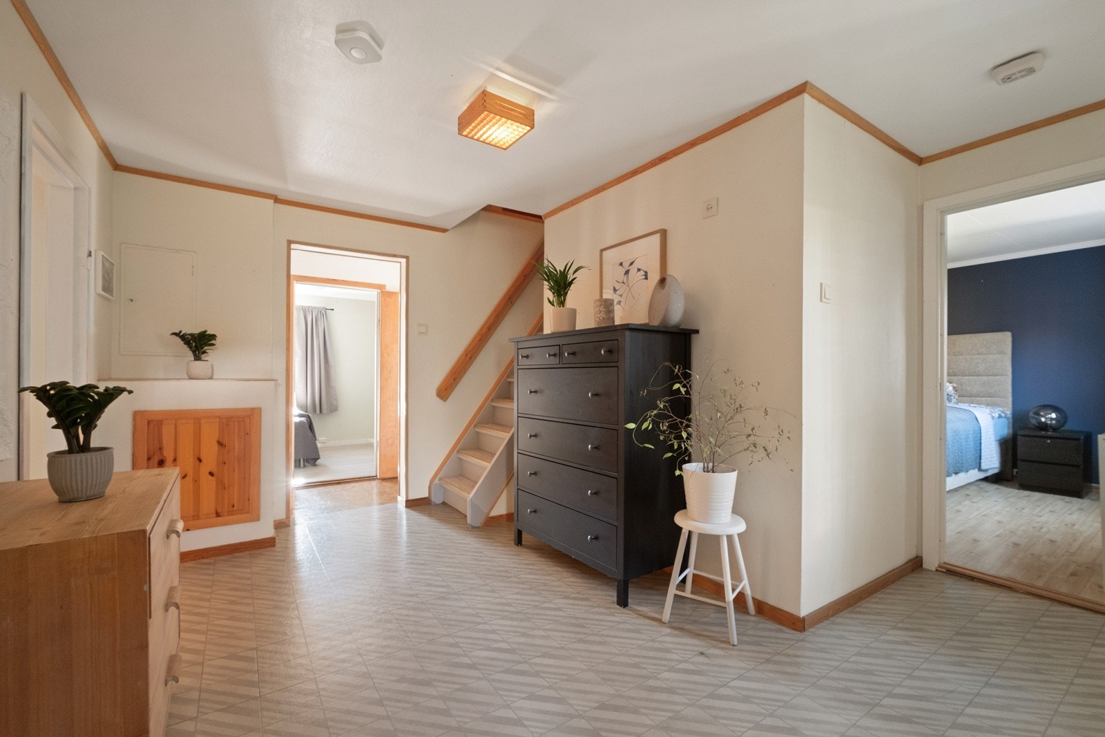 Gangen er stor, og med trapp som tar deg videre til loftsetasjen. Galleribilde