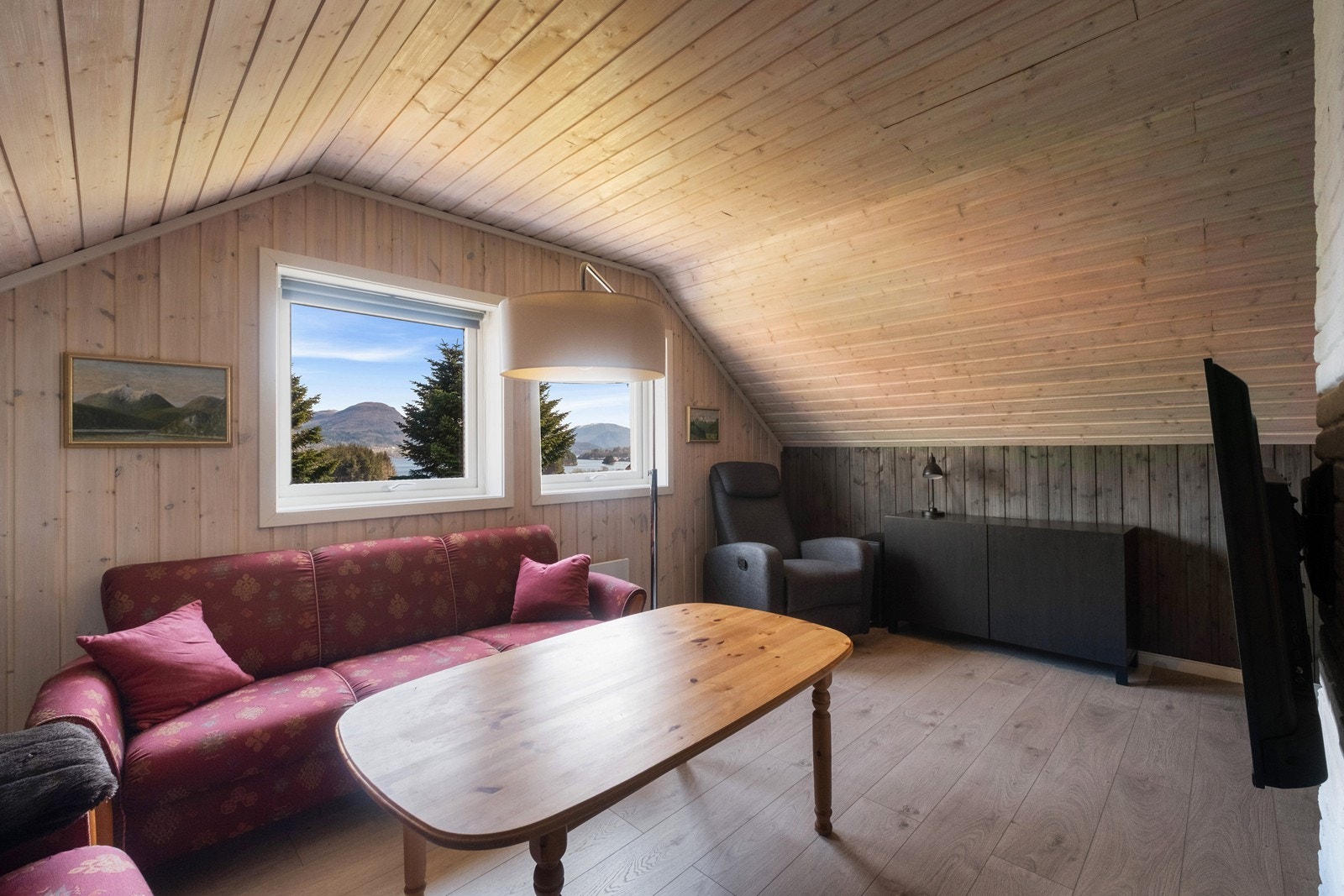 Loftstuen er romslig, med flott utsikt mot fjorden. Det er brannstige fra vindu på loftstuen. Galleribilde