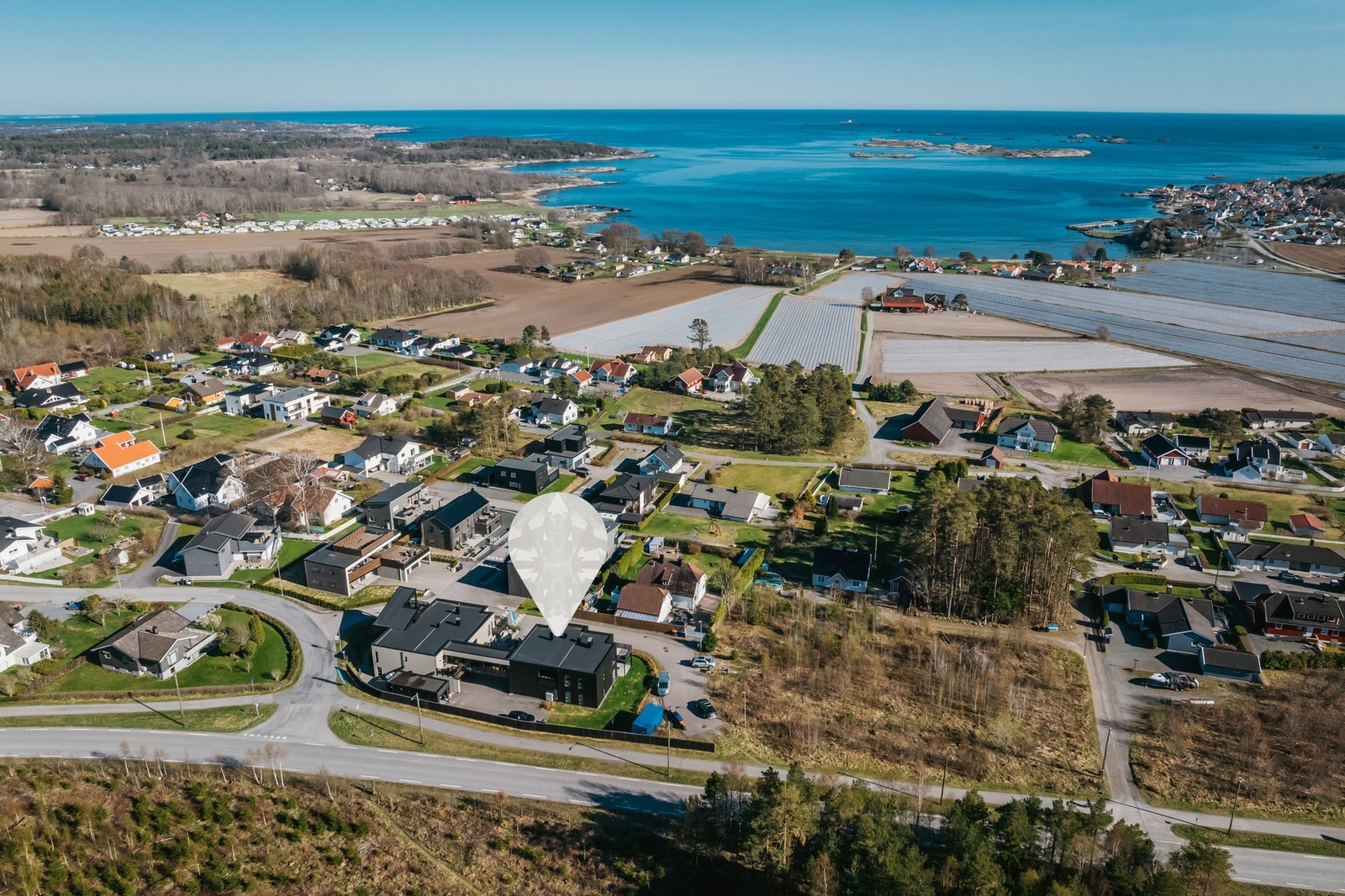 Nevlungen hage borettslag ligger fint til på Gubba- meg kort avtand til sjø og flotte turområder. Galleribilde