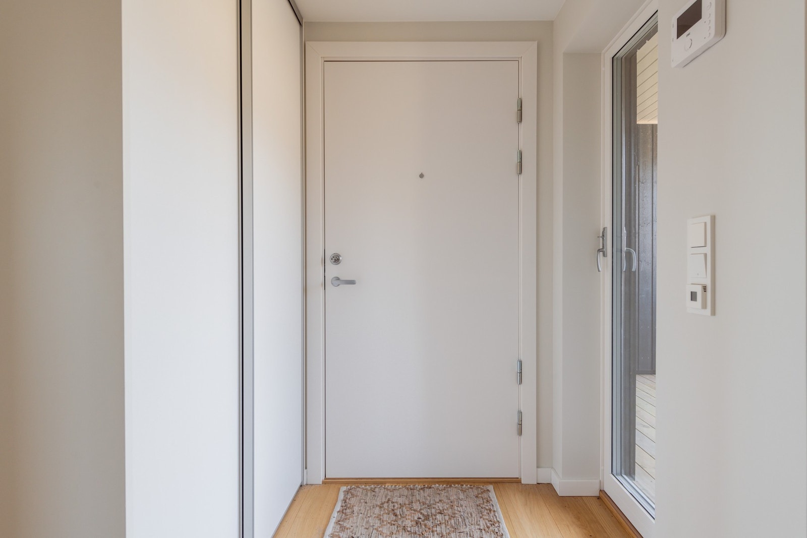 Velkommen inn! Leiligheten inneholder: Gang, 2 gode soverom, stue, kjøkken, bad og bod. 3 balkonger. Galleribilde