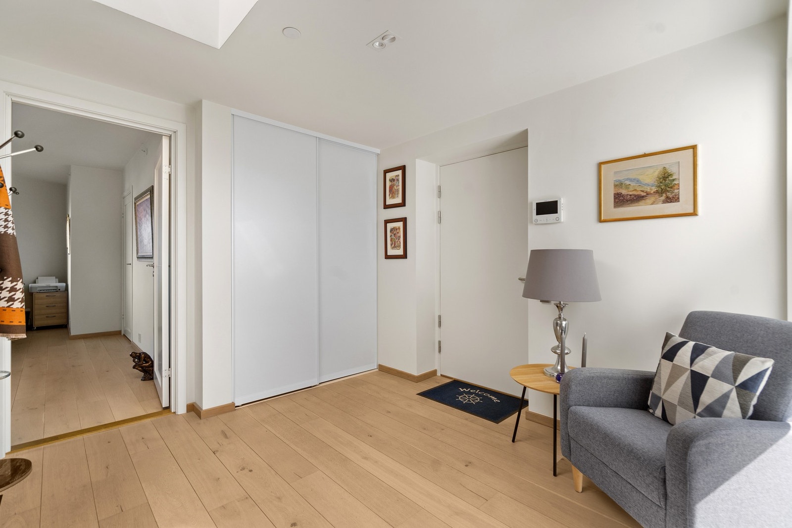 Romslig hall med adkomst via heis eller trapp Galleribilde