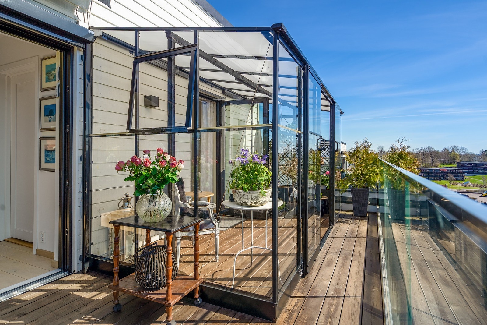 Deler av terrassen er innglasset Galleribilde