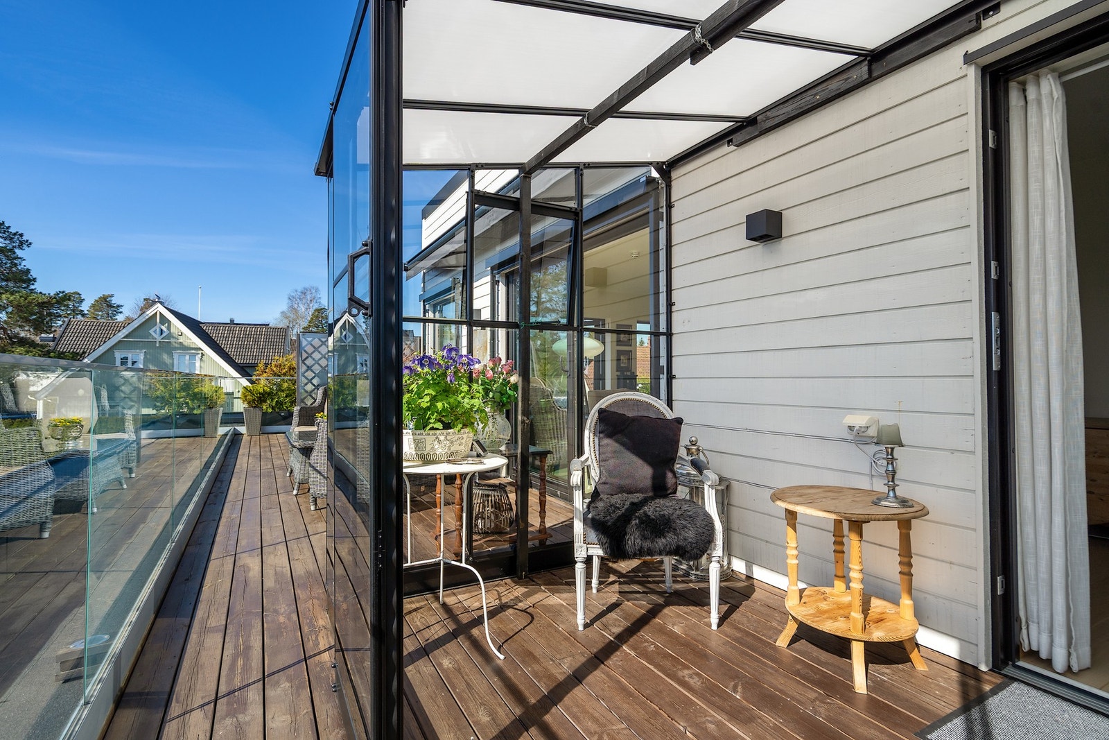 Deler av terrassen er innglasset Galleribilde