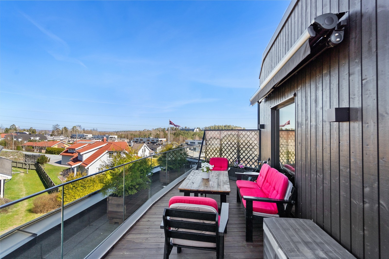 Vestvendt terrasse med markise Galleribilde