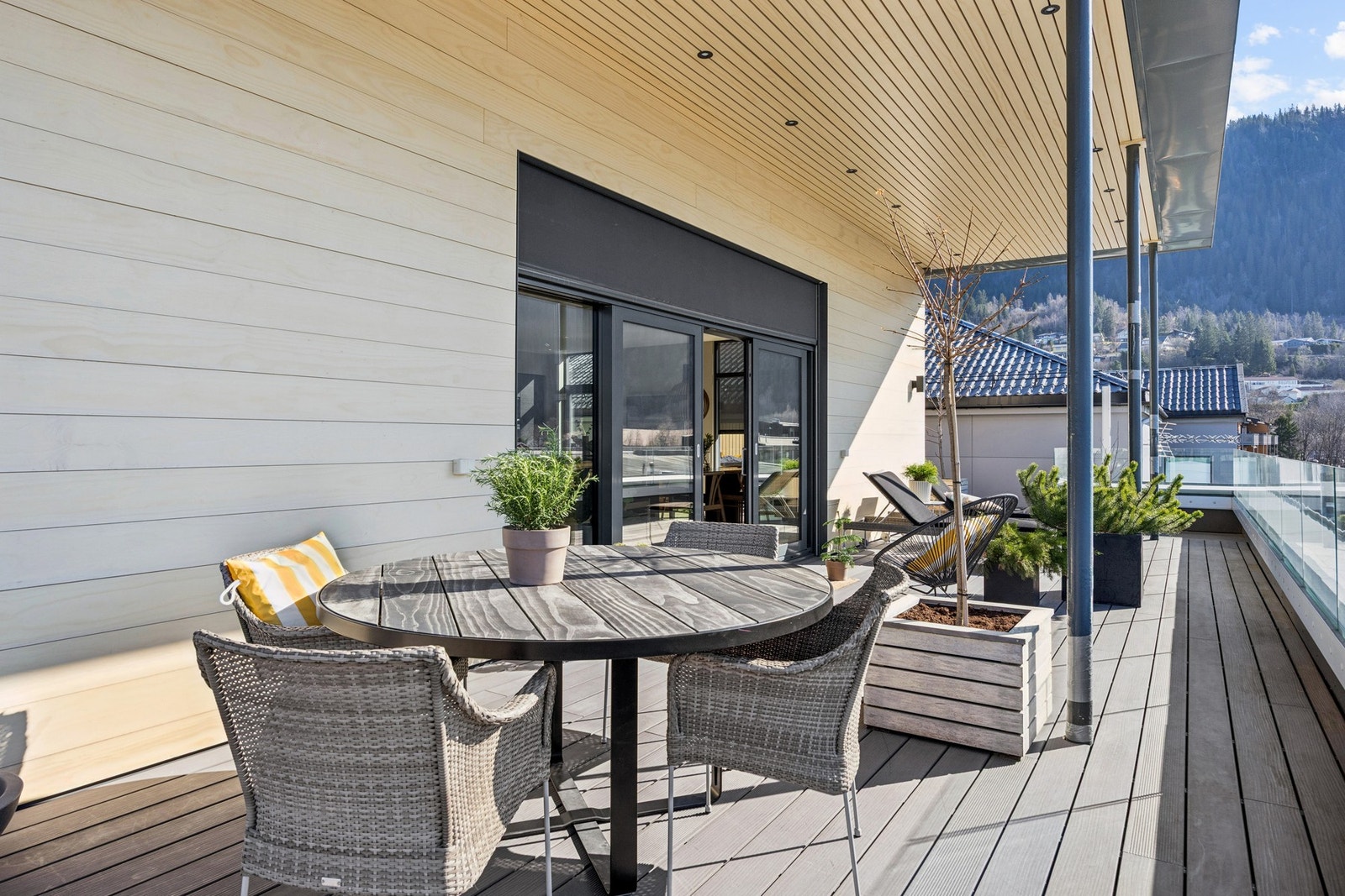 Inntrukket takterrasse med delvis takoverbygg Galleribilde