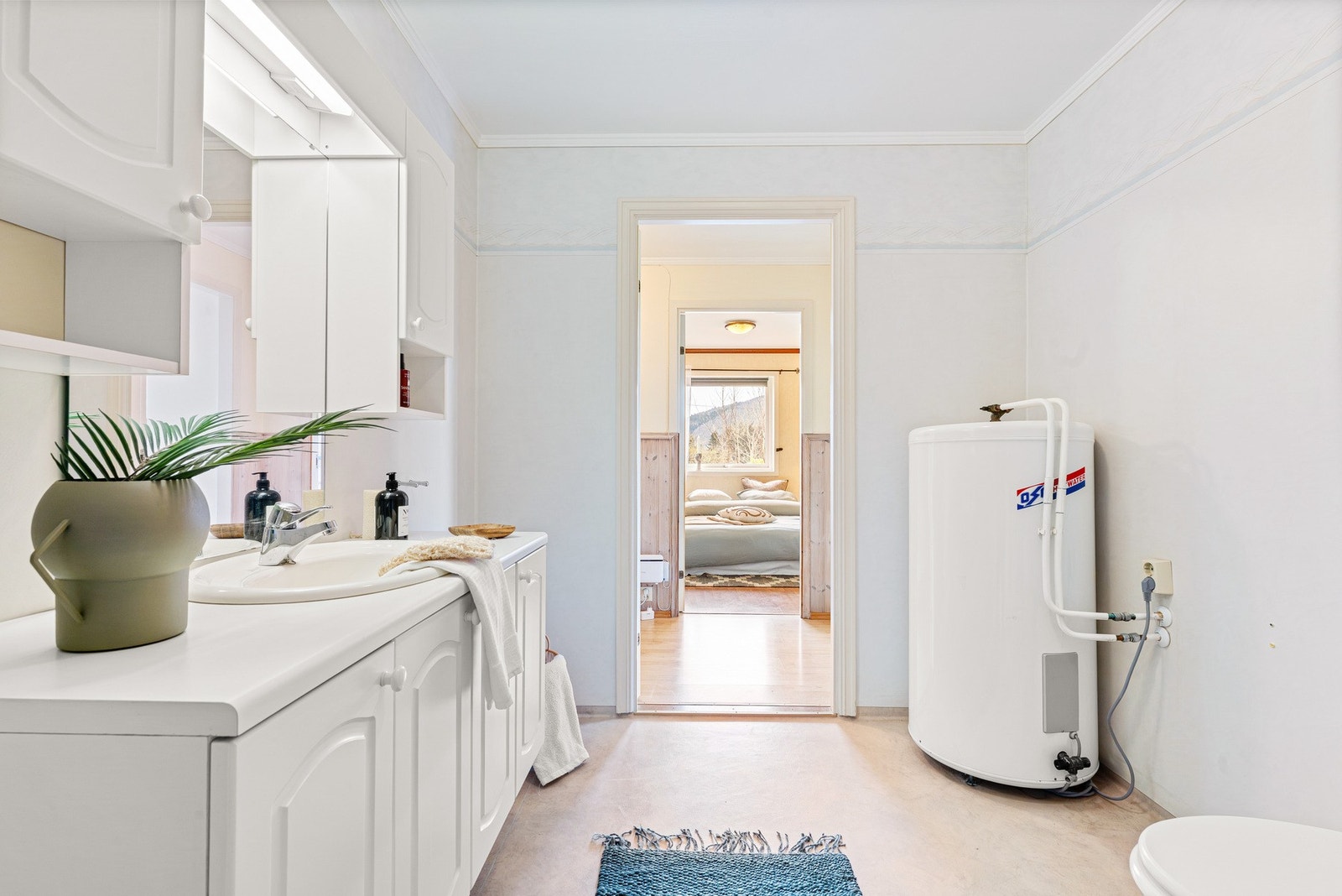 Badet er ellers utstyrt med mekanisk avtrekk og varmtvannstank Galleribilde