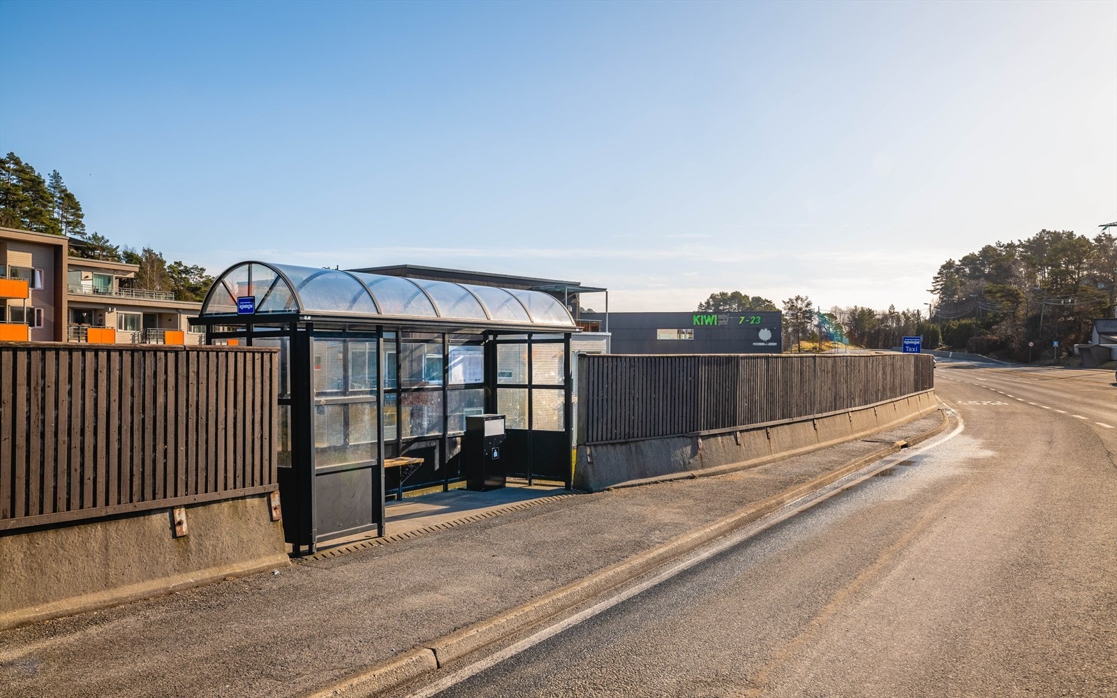 Nærmeste busstopp ligger i umiddelbar nærhet med hyppige avganger. Galleribilde