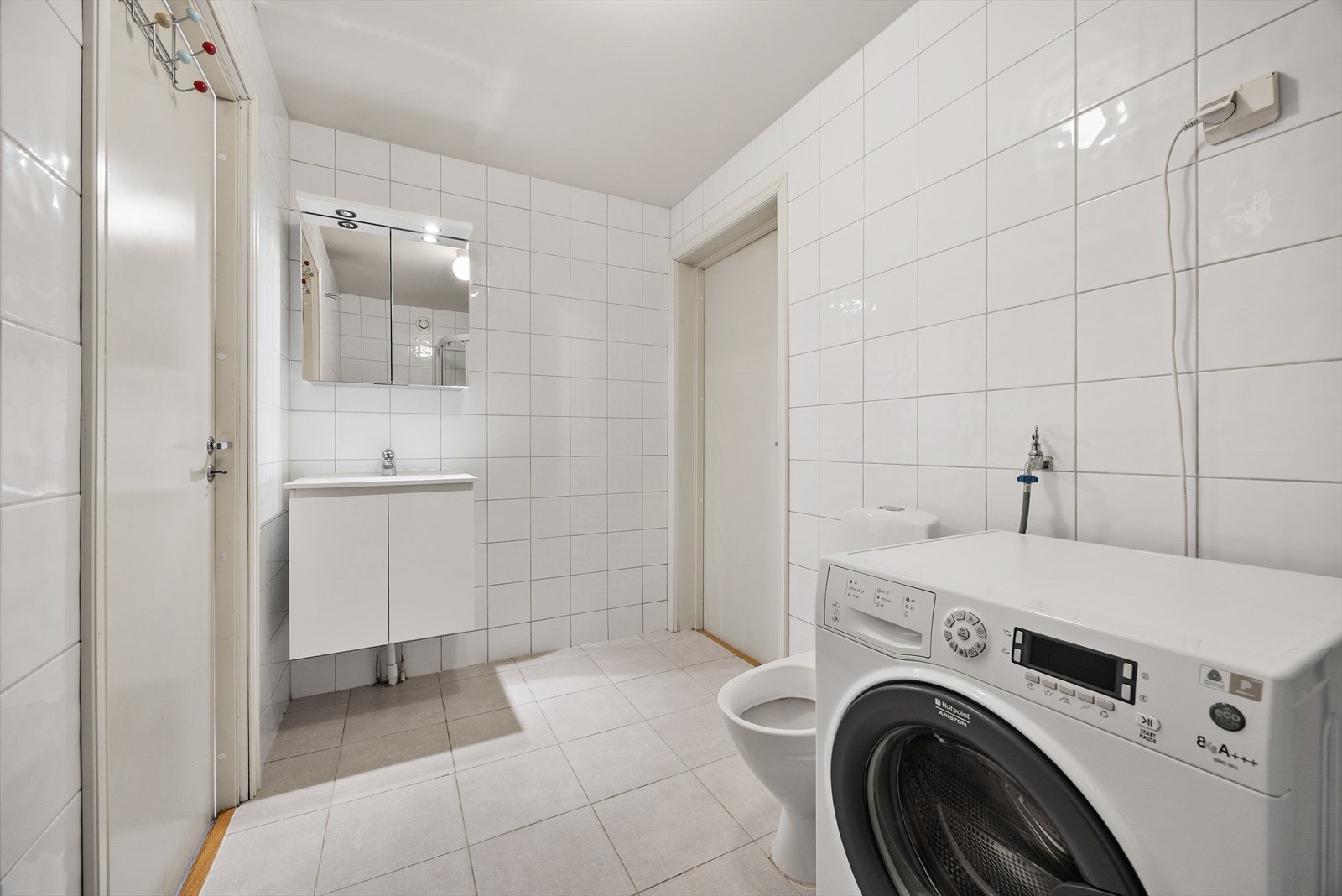Badet er innredet med både servantskap og overskap med speilfronter. Galleribilde
