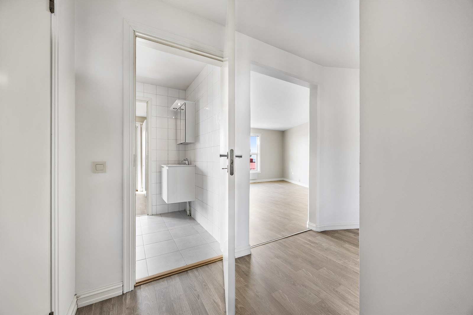 Oppvarming via radiatorer tilknyttet felles fjernvarmeanlegg sikrer en jevn og behagelig innetemperatur. Galleribilde
