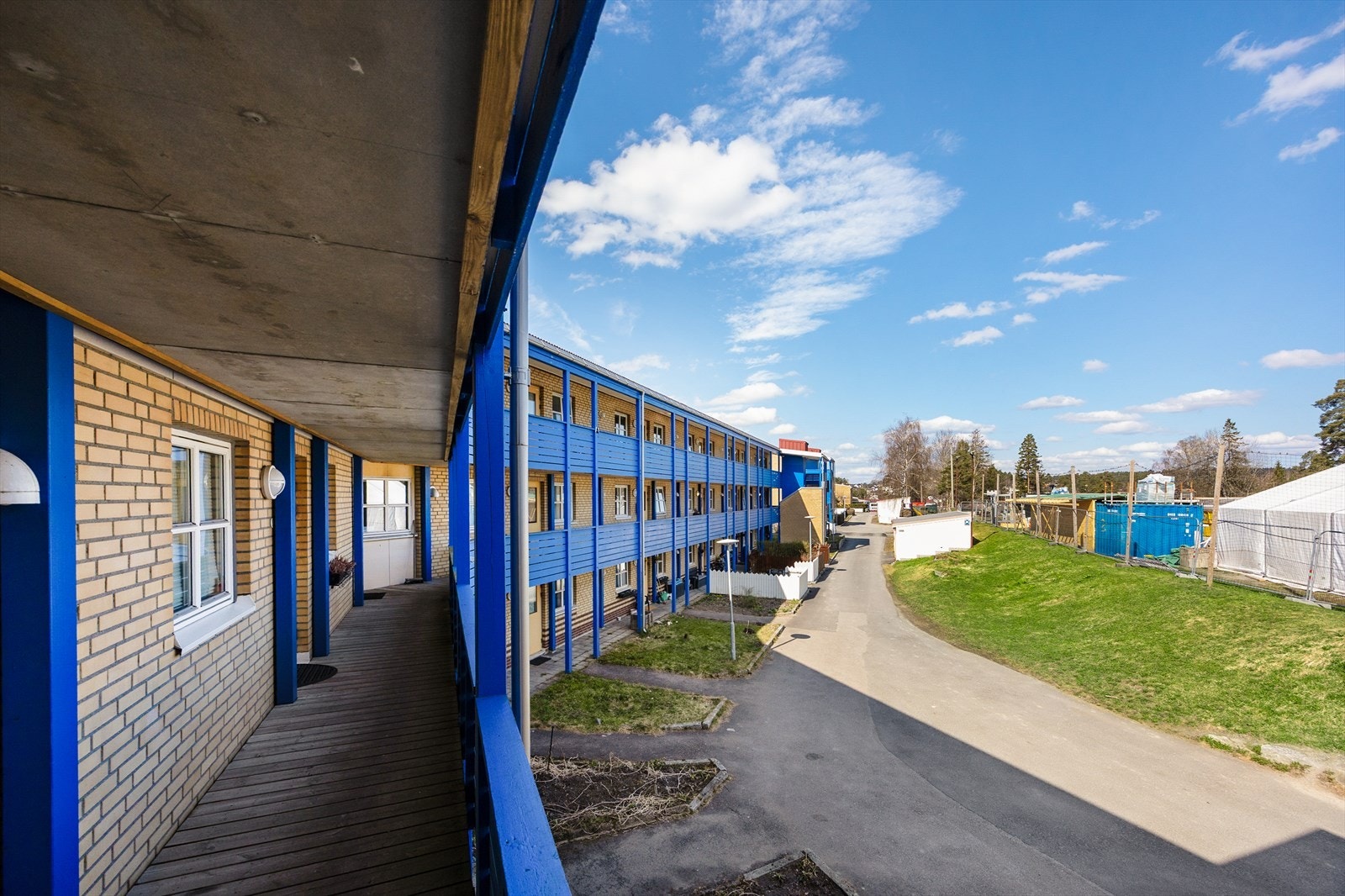 Borettslaget har store, opparbeidede grøntarealer med lekeplasser for de minste. Galleribilde