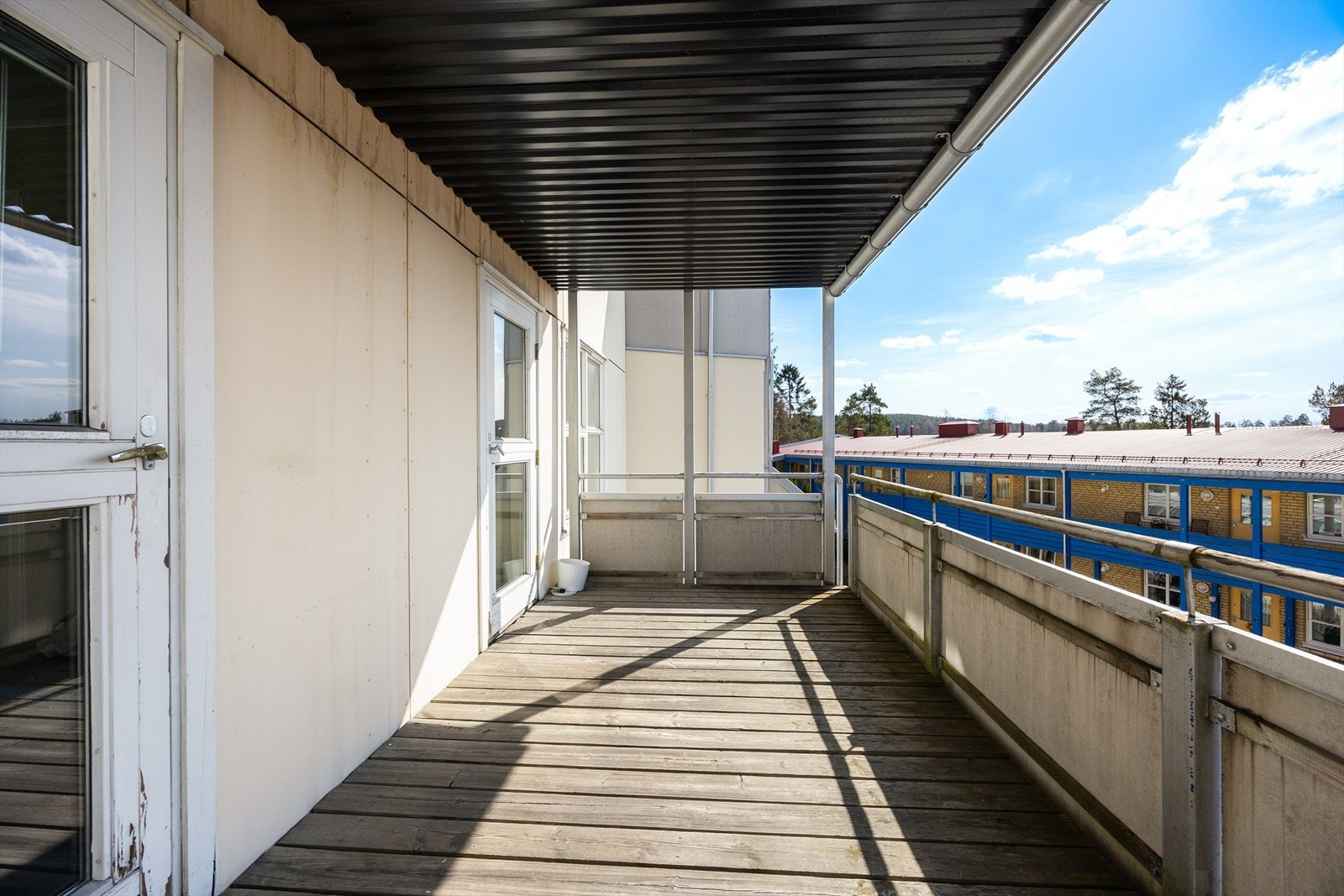 Balkongen er delvis overbygget, noe som gir ly for vær og vind. Galleribilde