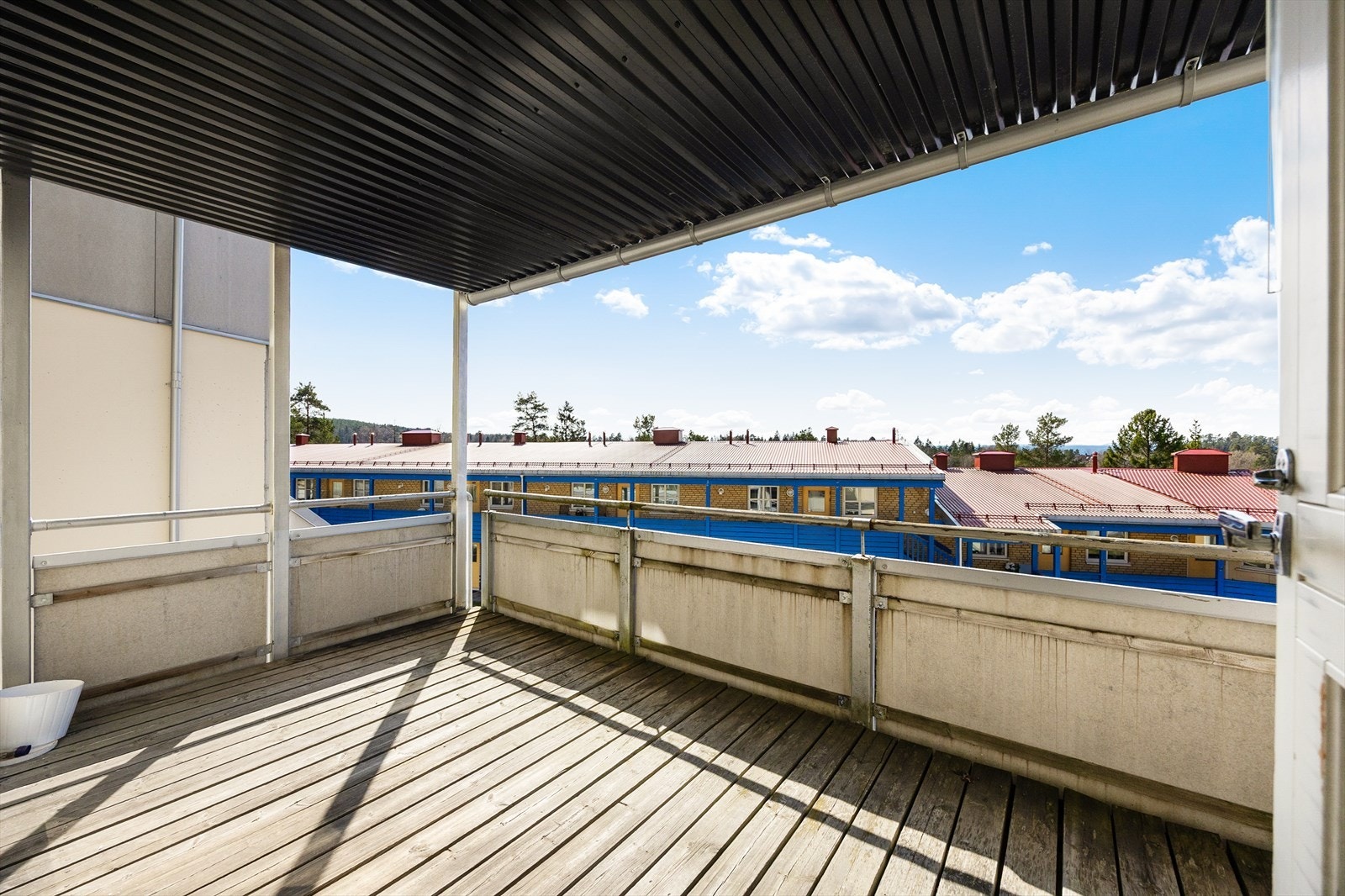 Fra stuen er det utgang til en romslig, sydvestvendt balkong på 10 m². Her er det god plass til en sittegruppe. Galleribilde