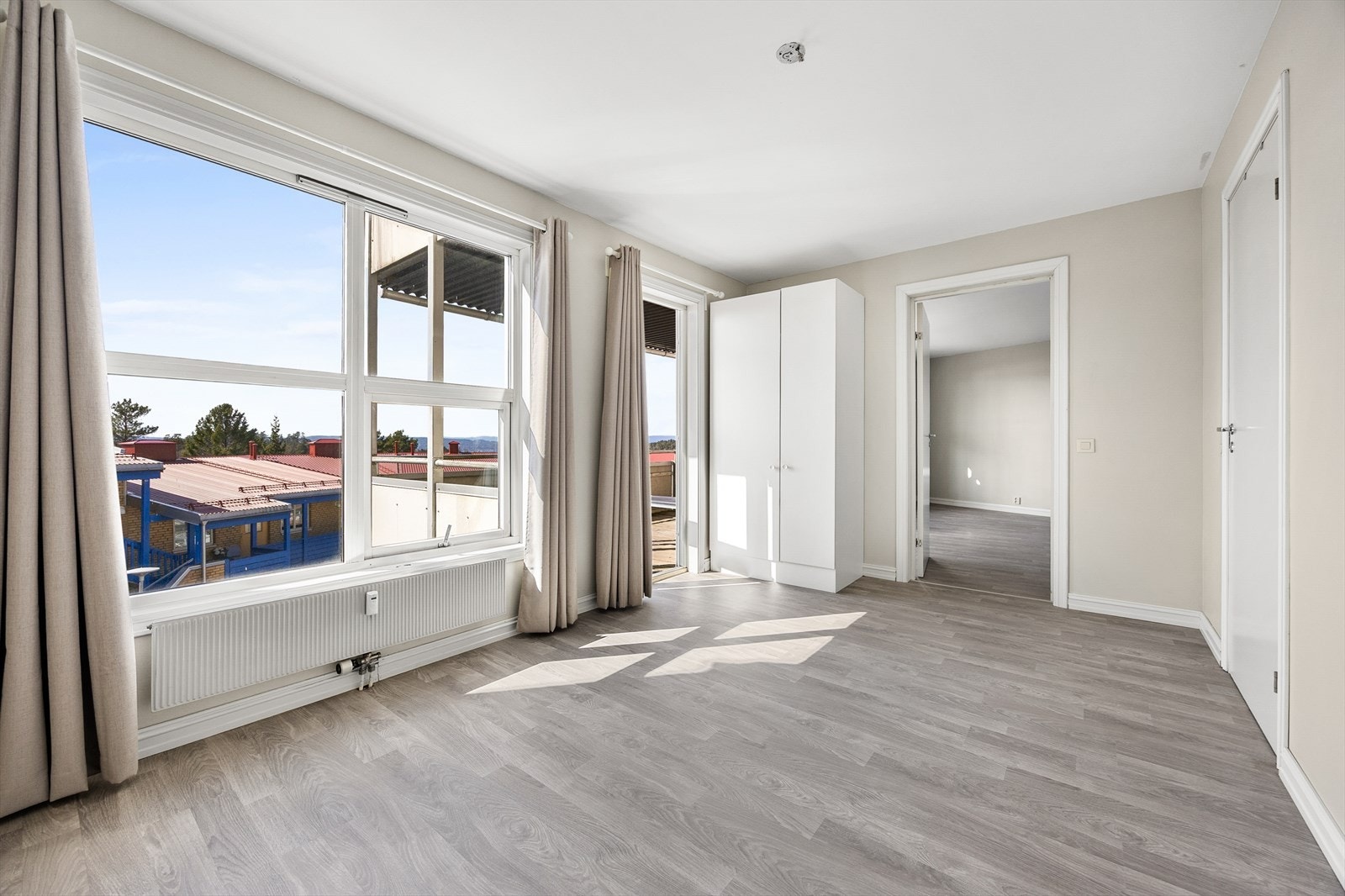 Fra soverommet er det adgang til balkong og bad. Galleribilde