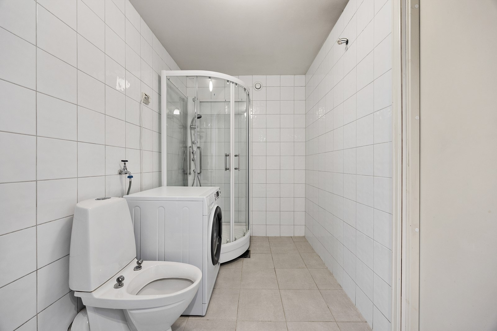 Badet har opplegg for vaskemaskin, noe som forenkler klesvasken i hverdagen. Galleribilde