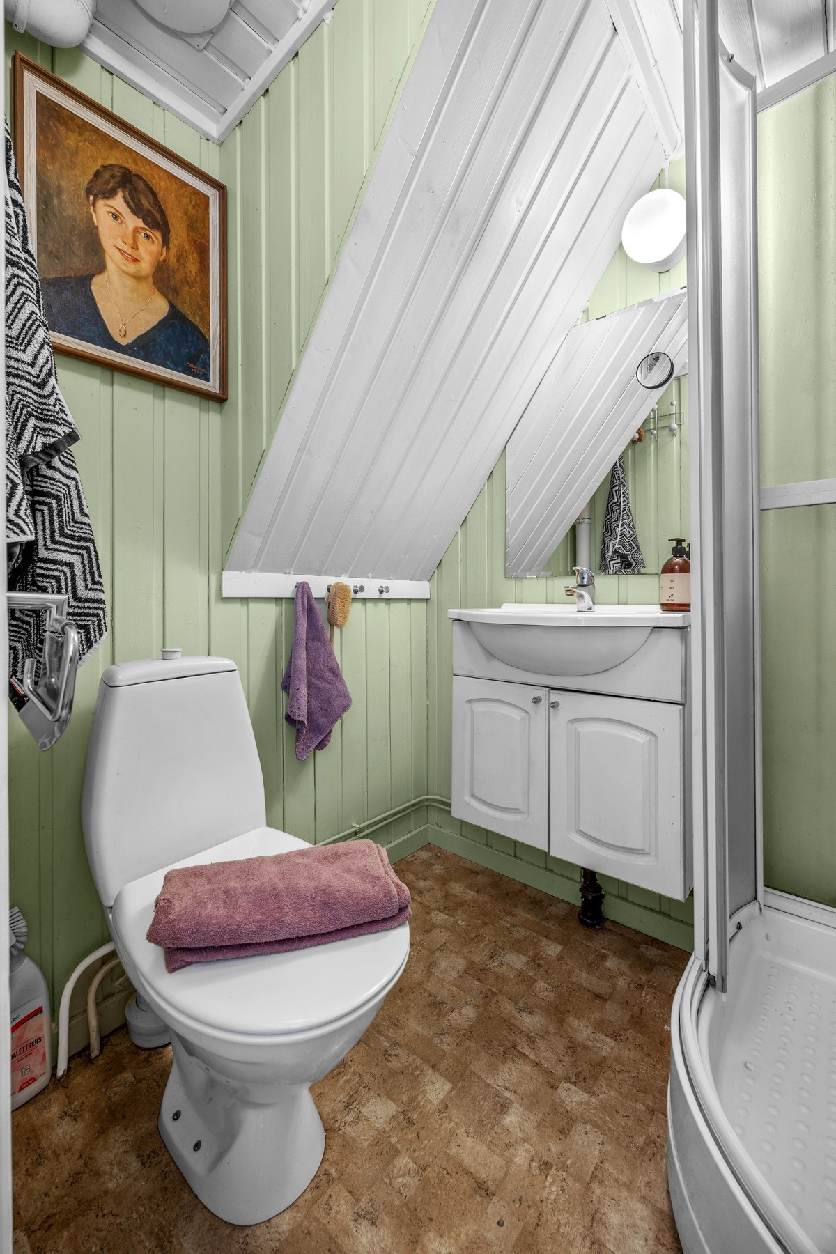 Eldre bad med behov for totalrenovering. Badet har belegg på gulv og malte panelvegger og himling. Galleribilde