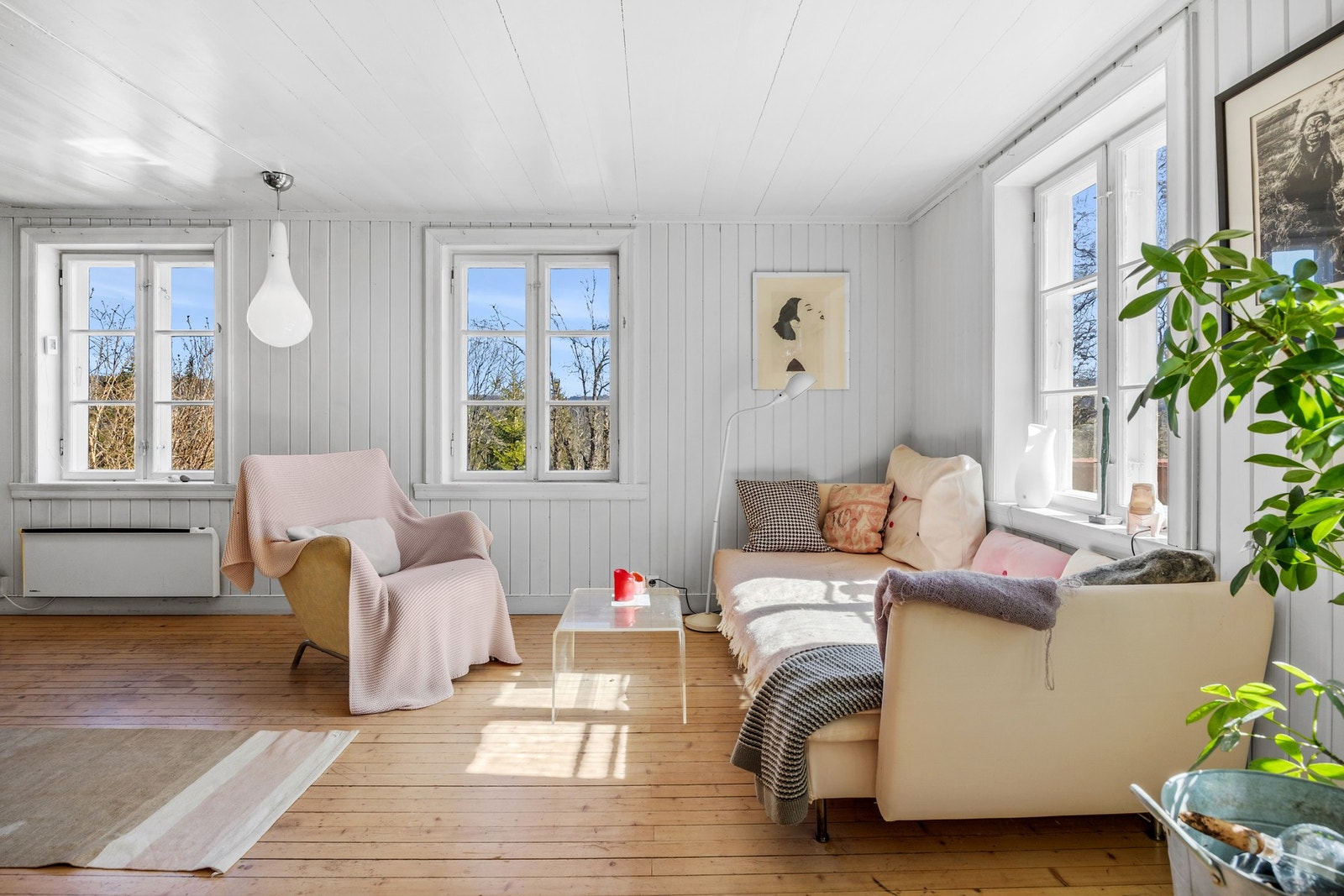 Øvrig oppvarming via elektrisk panelovn under vindu. Galleribilde