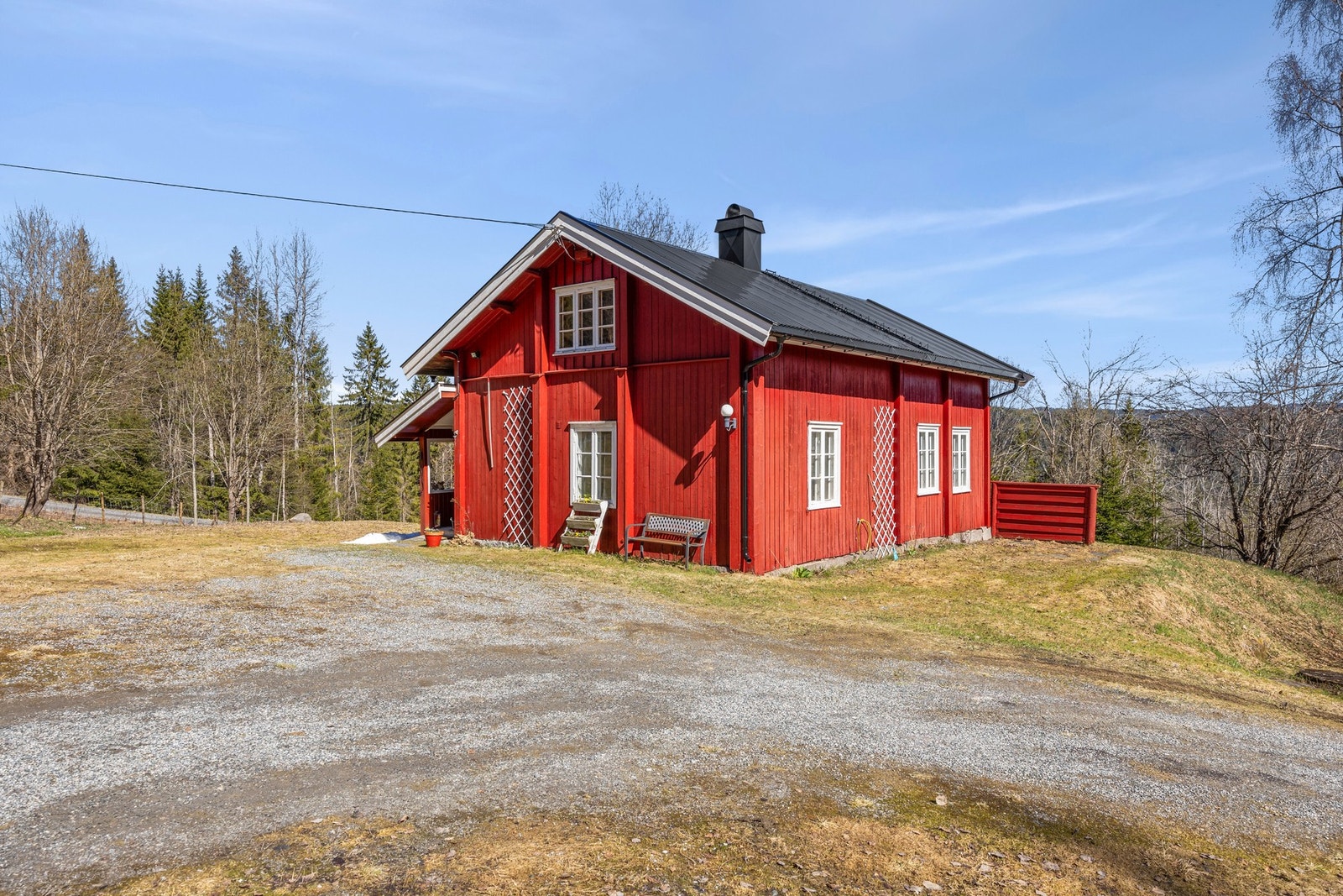 Eiendommen har et beregnet areal på ca. 4 362,9 kvm og består av fine og varierte uteområder. Tomten er dels opparbeidet og dels naturtomt, med innslag av plen, bjørk, rogn og grantrær som gir et grønt og skjermet preg. Galleribilde