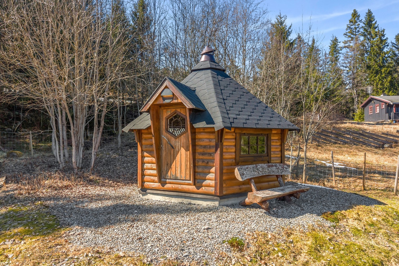 På tomten finnes også en koselig grillhytte som gir en hyggelig sosial ramme for utesesongen. Galleribilde