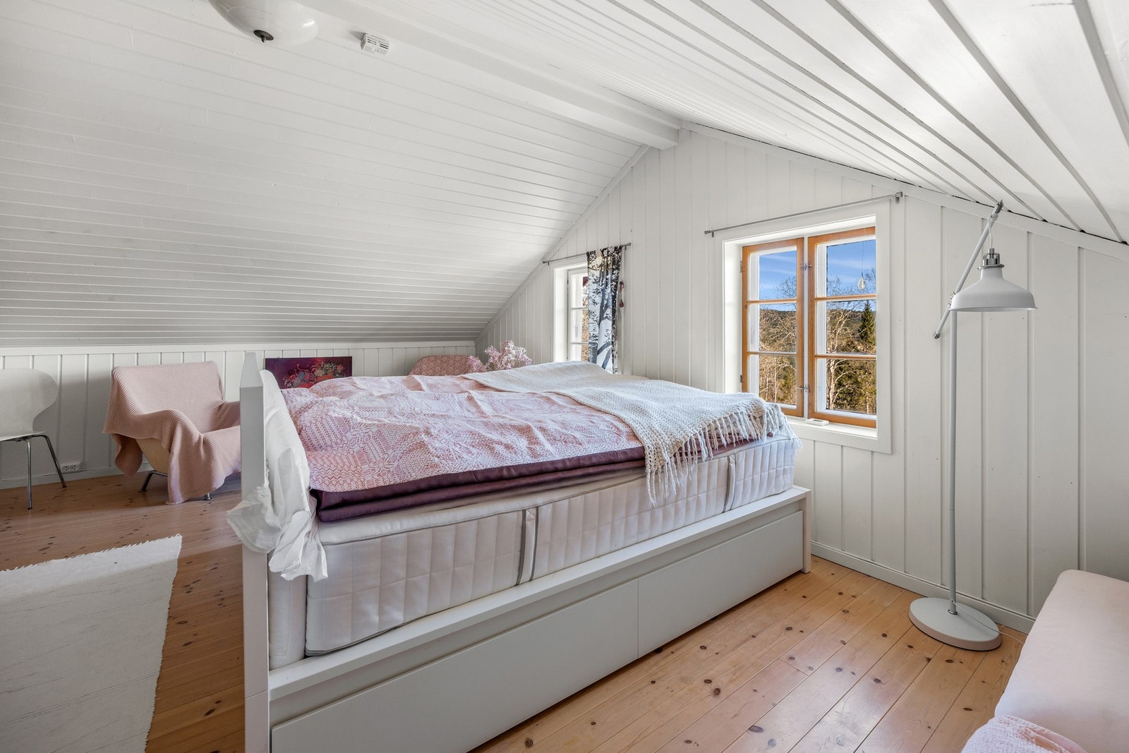 Store vinduer i gavlvegg gir godt med naturlig lys. Galleribilde