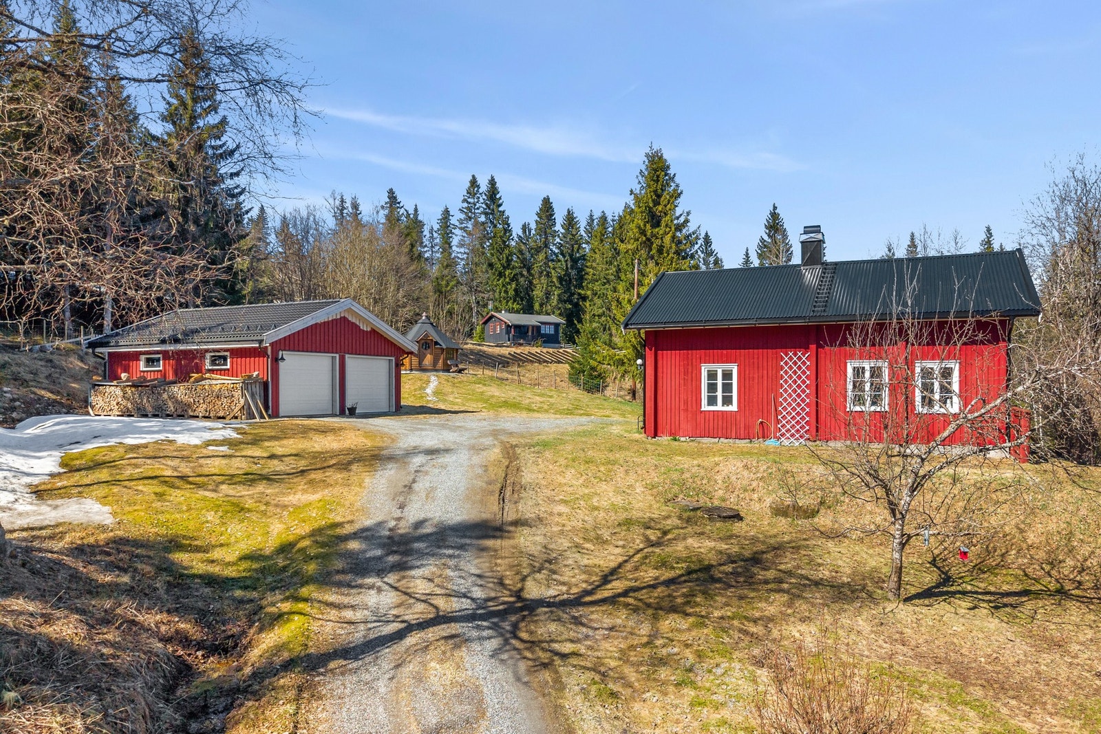 Eiendommen fremstår som svært idyllisk, med et hus som har sjel og særpreg. Galleribilde