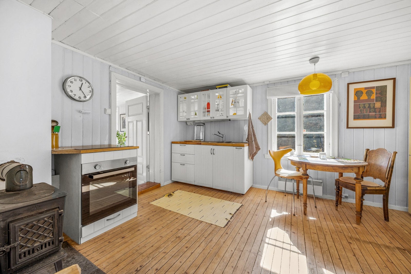 God plass til spisebord foran stort vindu med utsikt mot omgivelsene. Galleribilde