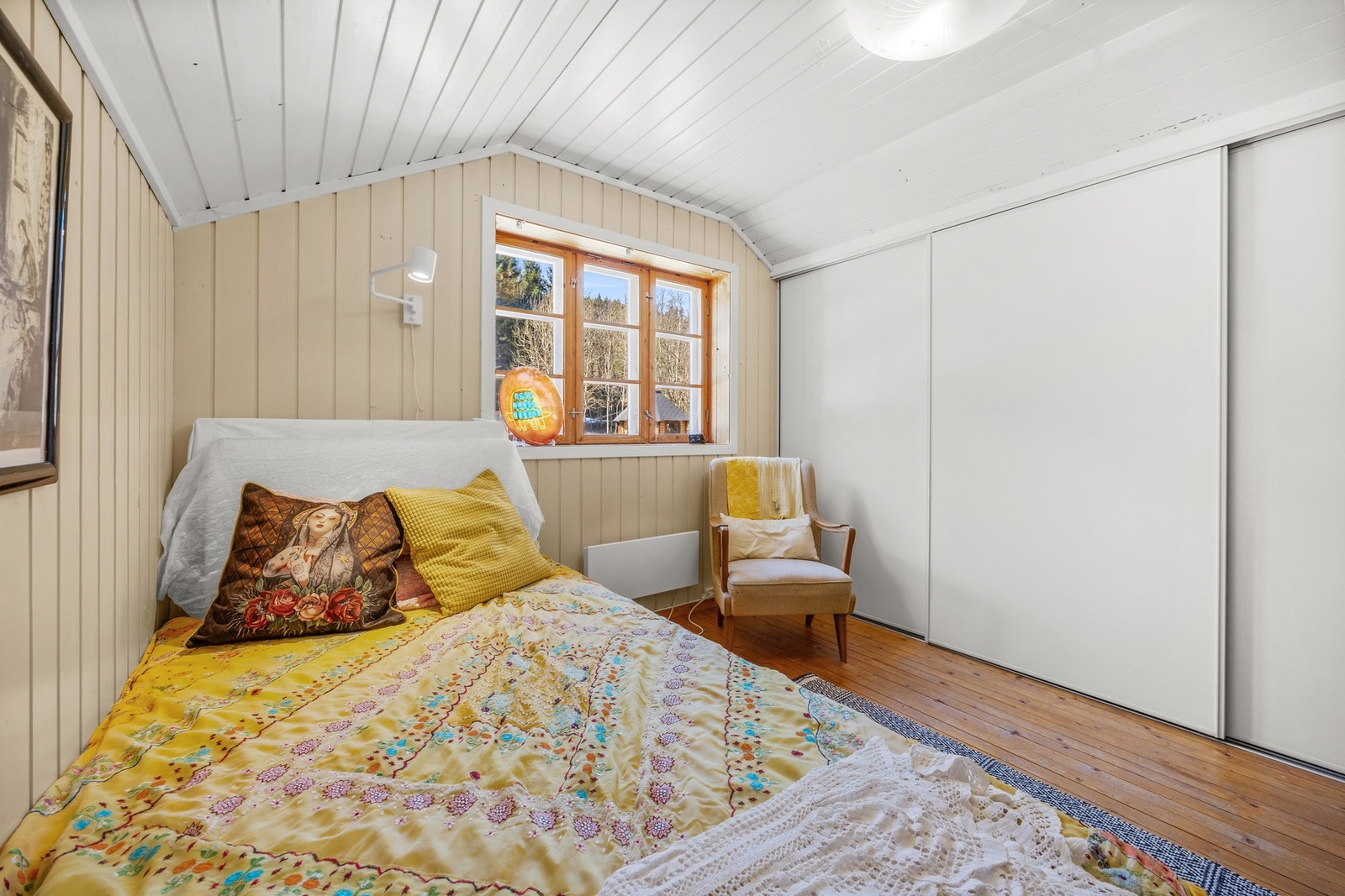 Soverom 2 har malte panelvegger, originale heltre gulvbord og innebygd skyvedørsgarderobe. Galleribilde