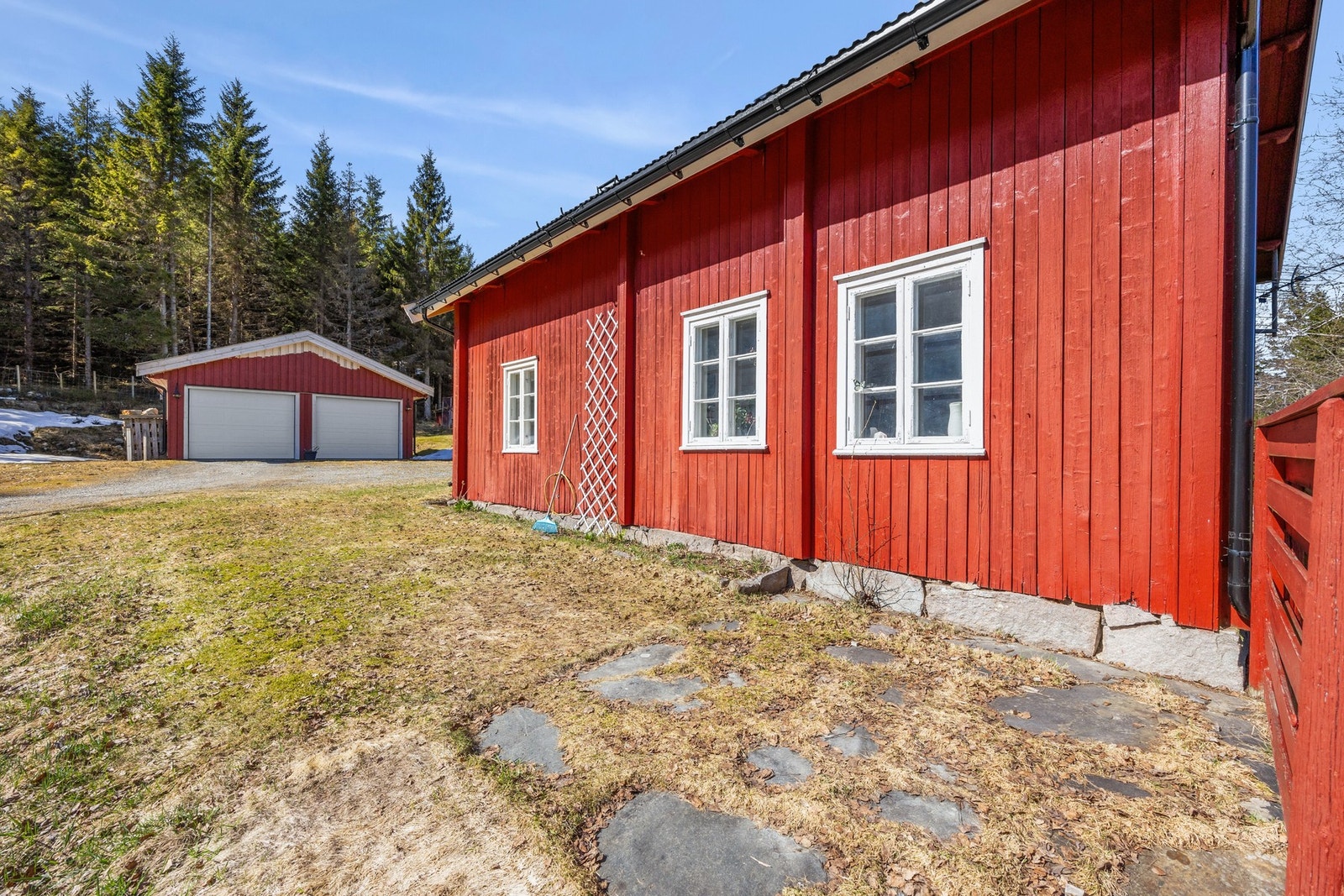 Det er etablert beplantning med blant annet epletre, solbær, rips, hurdalsrose, syrin og diverse blomster. Dette gir et frodig utemiljø med gode muligheter for å etablere kjøkkenhage. Galleribilde
