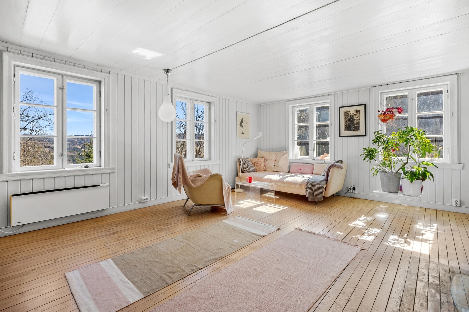 Rommet har lysmalt panel på veggflater og originale heltre gulvbord som gir rommet særpreg og karakter. Galleribilde