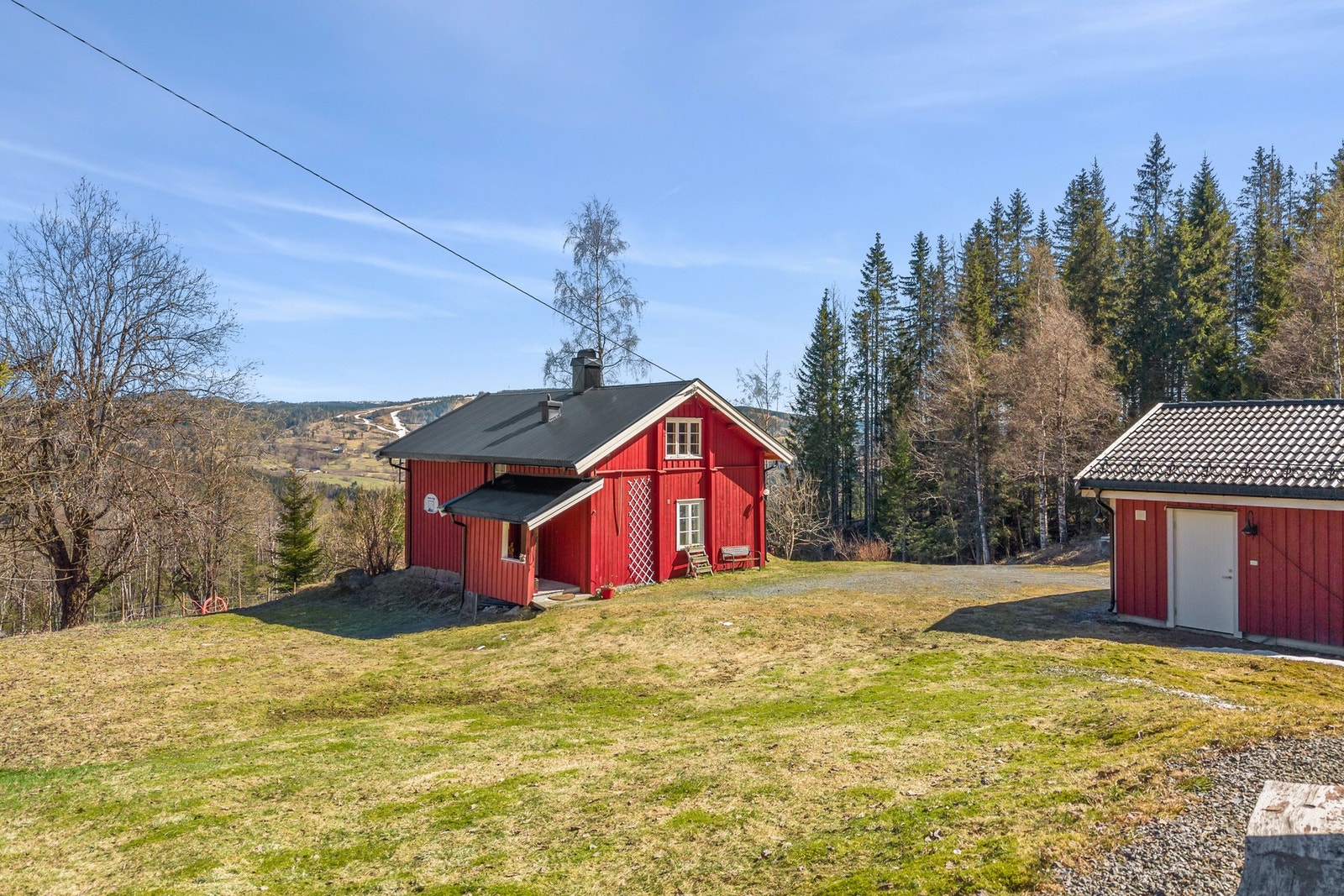Eiendommen har flott utsyn over det omkringliggende landskapet og en stor, solrik tomt på ca. 4 362,9 kvm med variert natur, frodig beplantning og gode bruksområder. Galleribilde