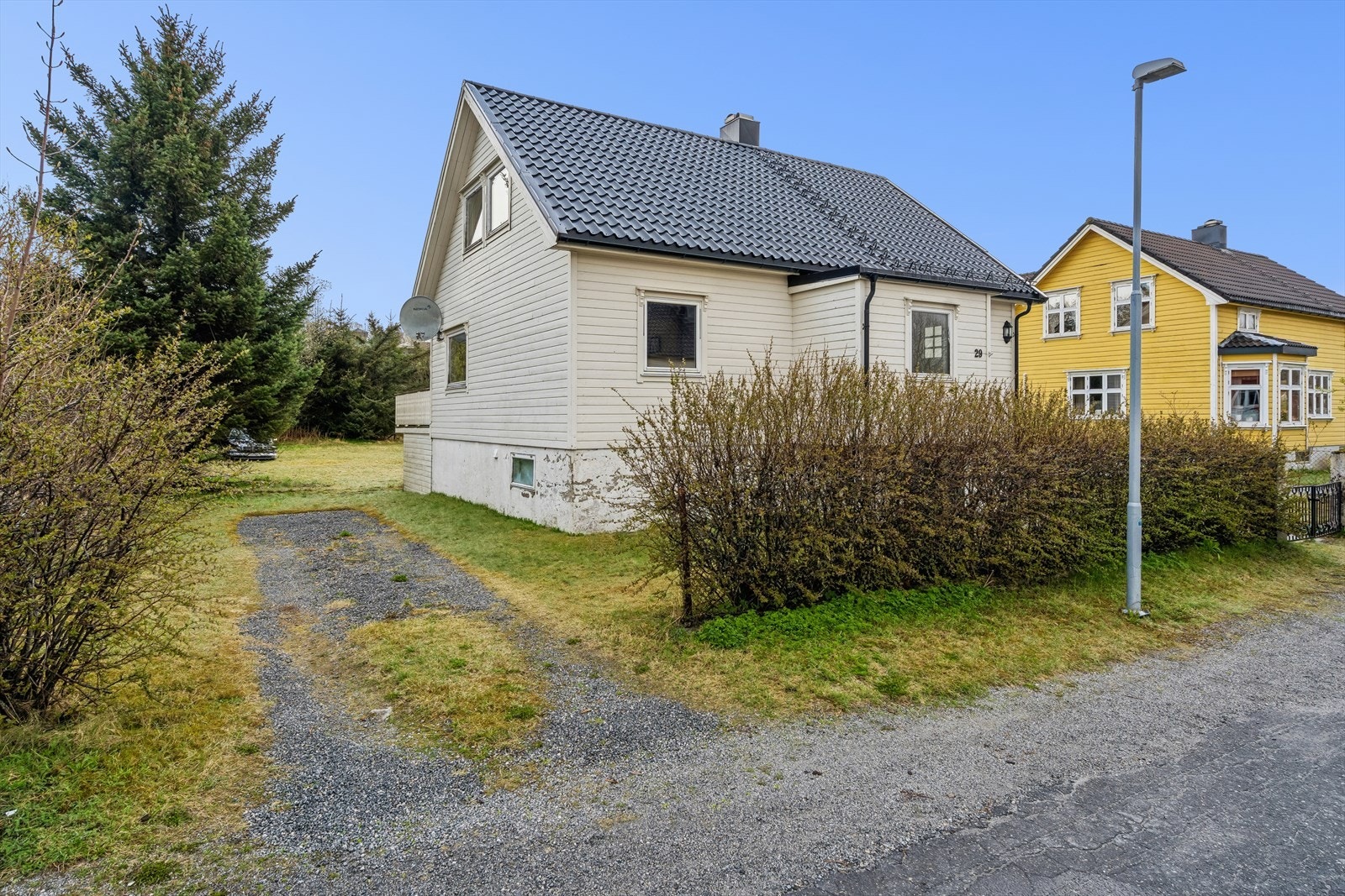 Boligen har nytt tak og bordkledning fra 2008. God plass for parkering. Galleribilde