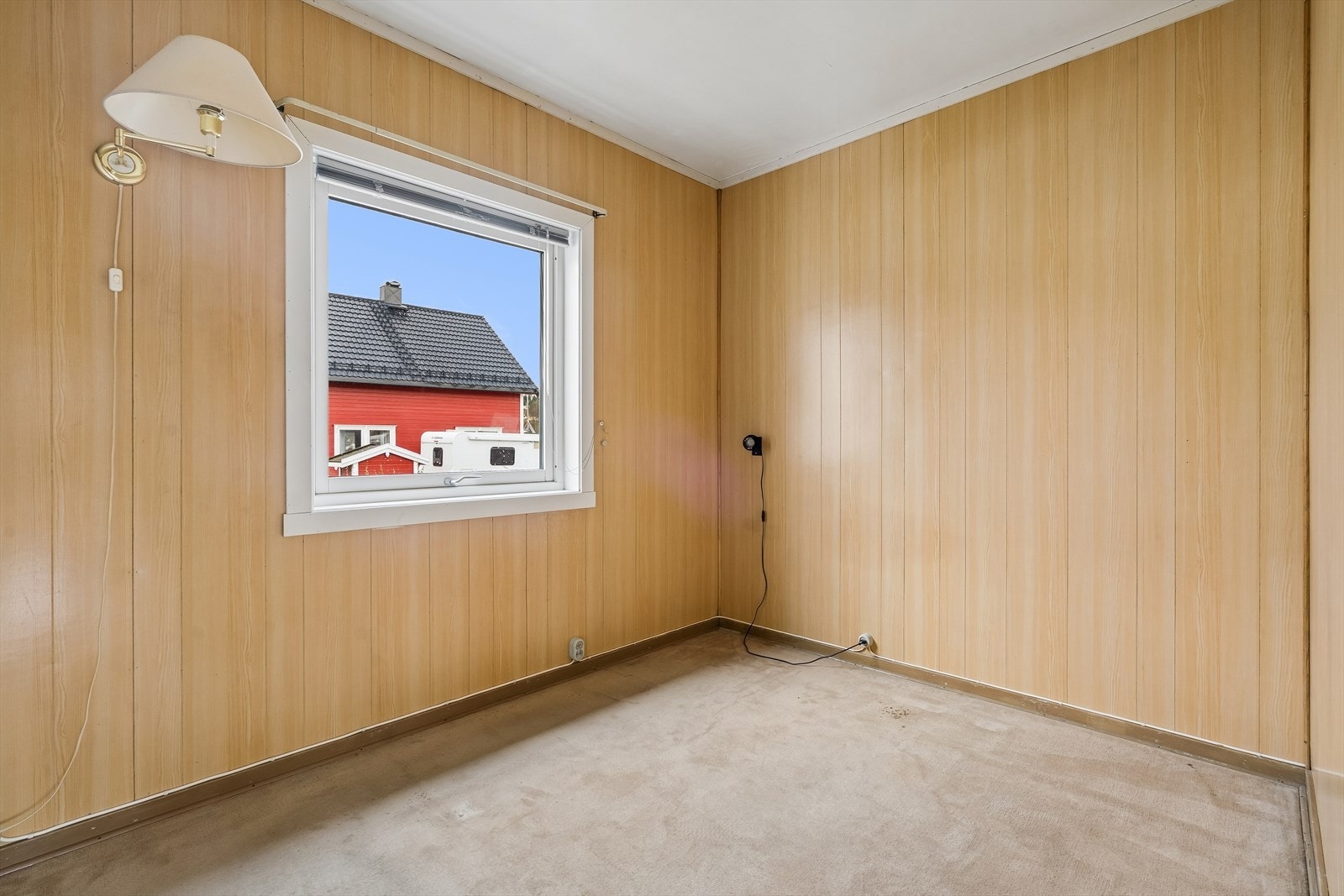 Soverommet i hovedetasjen har panelvegger og vindu som gir naturlig lysinnslipp - kanskje man kan benytte dette til en tv- stue eller lekerom. Galleribilde