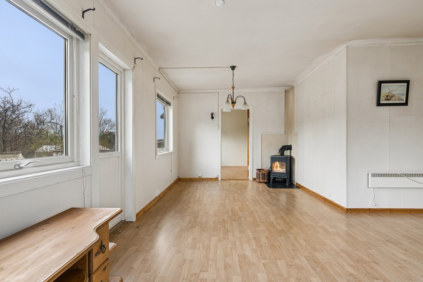 Det er etablert persiennere i alle vinduene i hovedetasjen. Vedfyring skaper en behagelig varme i stuen og er en effektiv varmekilde. Galleribilde