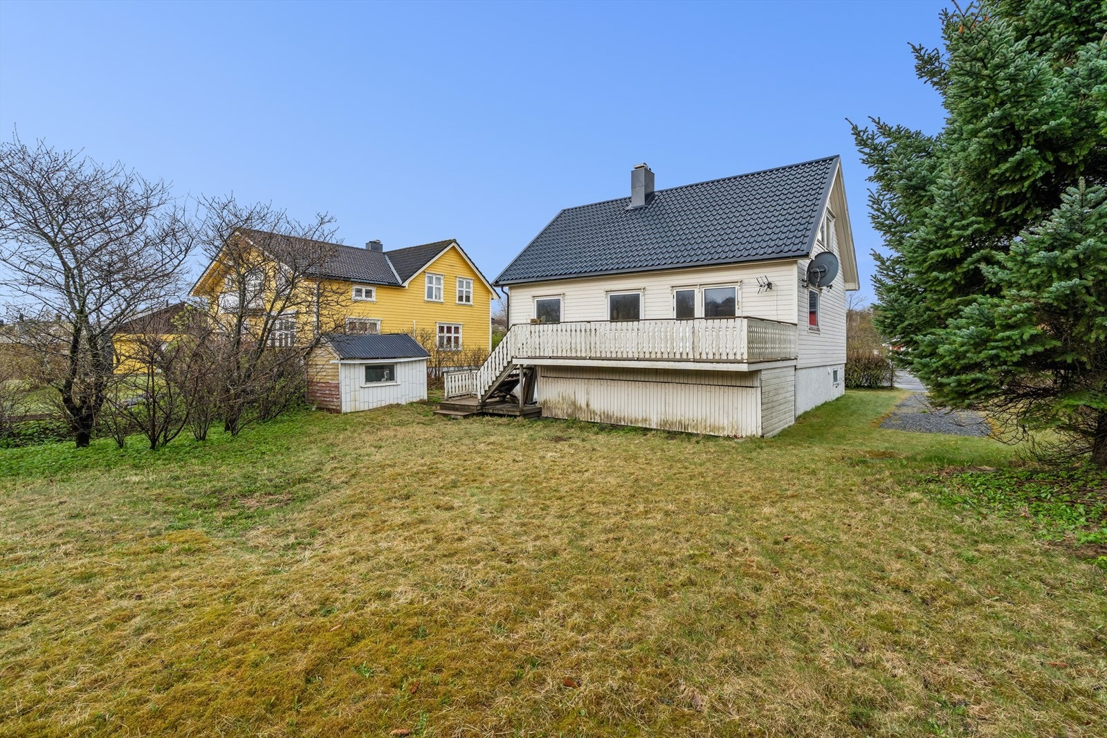 Det er en terrasse med adkomst fra hagen og stuen. Det er lagring under terrassen. Galleribilde