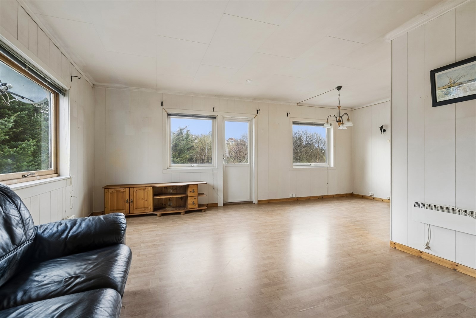 Stuen har utgang til terrasse, noe som gir enkel tilgang til den usjenerte og romslige hagen. Tomtearealet er flatt og opparbeidet med plen busker. Galleribilde