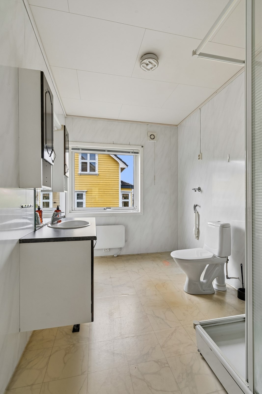 Baderommet har en fin størrelse til formålet, det er også opplegg for vaskemaskin her inne. Galleribilde