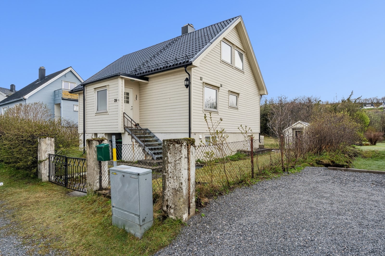 Velkommen til enden av Harald Hårfagres gate - en lite trafikkert gate i rolige og barnevennlige omgivelser. Hovedinngangsdøren er praktisk takoverbygget med trapp i metall over den eldre betongtrappa. Galleribilde