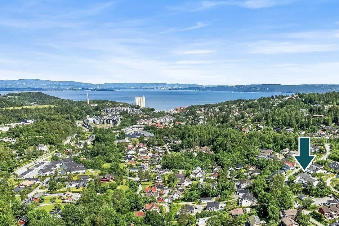 Boligen har en sentral og attraktiv beliggenhet i et etablert boligområde i Slemmestad. Galleribilde