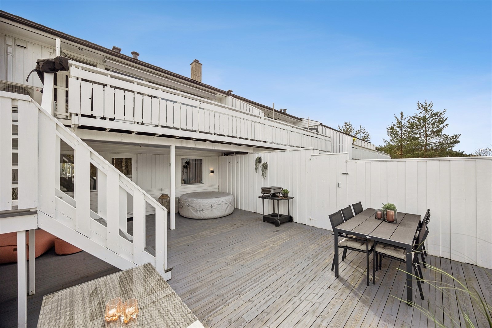 En utvendig trapp forbinder verandaen i første etasje med den store terrassen i sokkeletasjen. Galleribilde