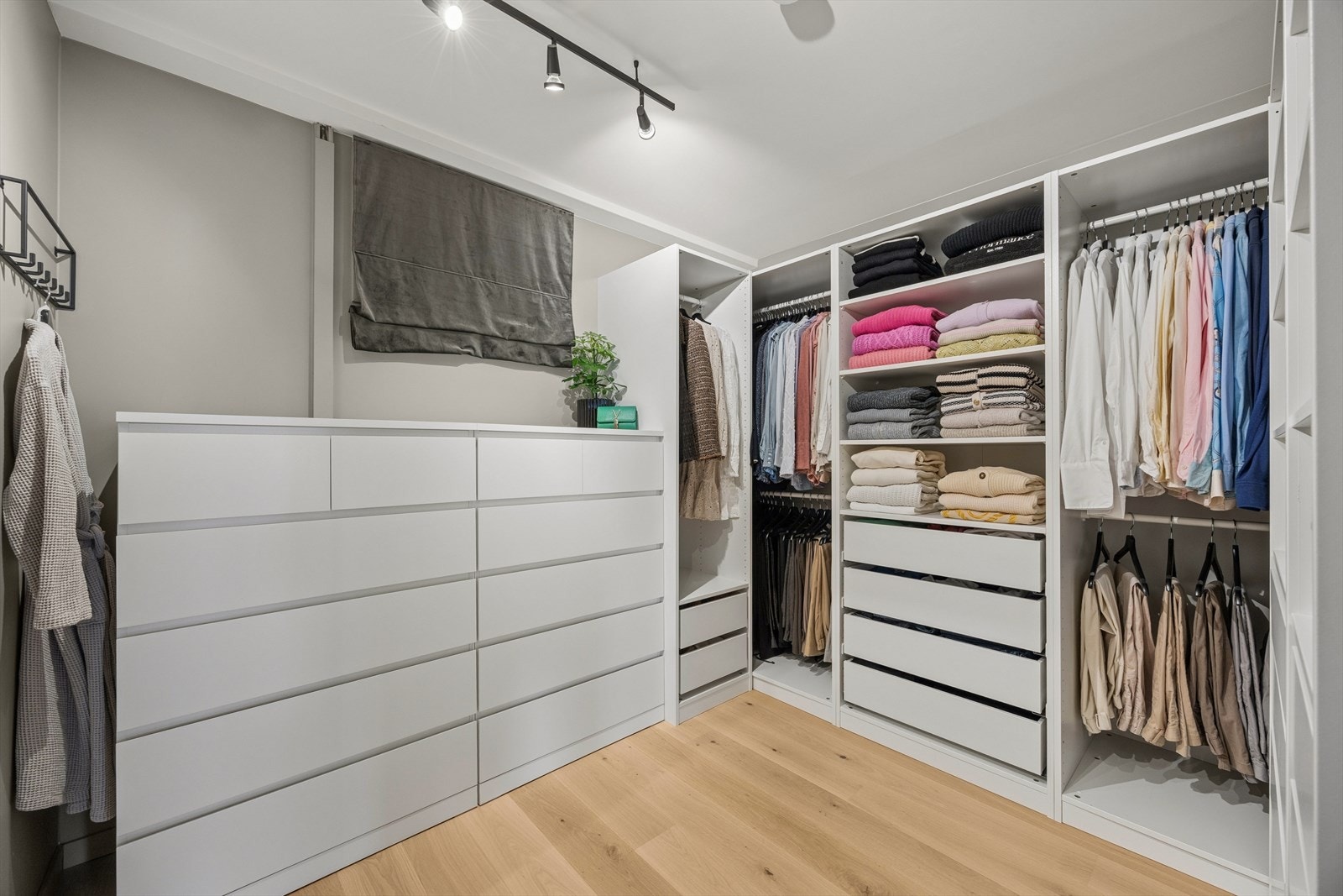 Soverom 4 er i dag innredet som walk-in garderobe og har rikelig med lagringsplass. Galleribilde