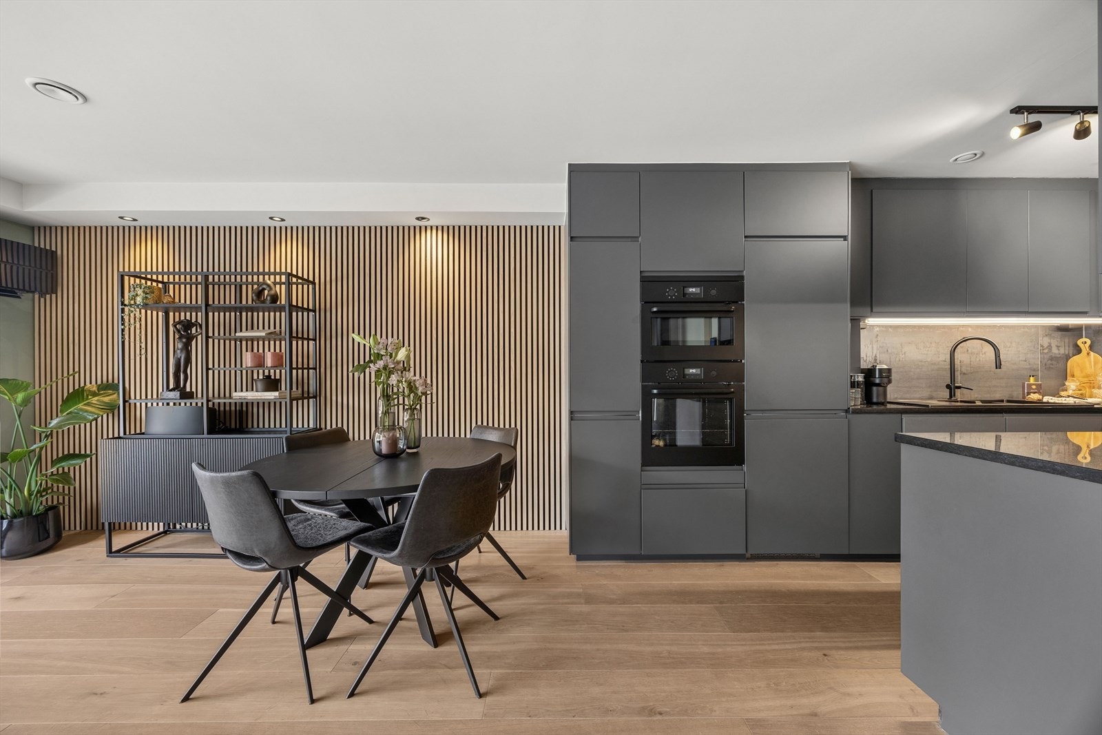 Kjøkkenet var nytt i 2020 og er levert av Ikea. Et stort og godt, hesteskoformet kjøkken som er stilrent innredet med slette, grå fronter og mørk benkeplate i solid granitt. Her har man rikelig med lagringsplass i skap og skuffer. Galleribilde